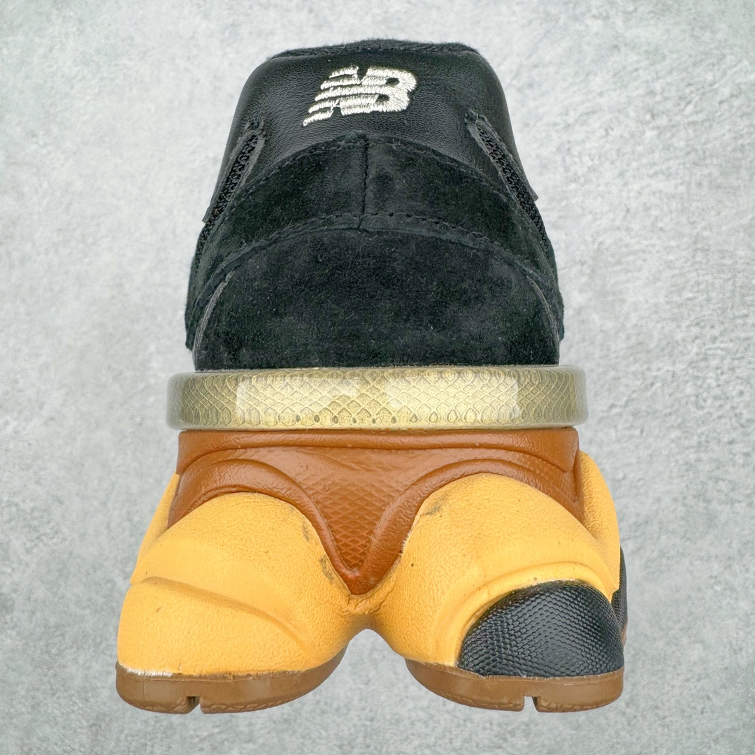 图片[8]-＃纯原 New Balance NB9060 复古运动鞋 新百伦又带来了新鞋型 并且是与芝加哥街头品牌 Joe Freshgoods 的联名款 鞋身主体采用了类似 990 系列的设计风格 与传统复古慢跑鞋区别不大 最大的变化就是鞋底部分 在传统设计的中底外层 增加了多个分区的模块 圆润的线条设计与我们熟悉的 New Balance 风格截然不同 但与同样充满弧形线条的鞋面搭配，看起来毫无违和感 尺码：36-45-选品中心