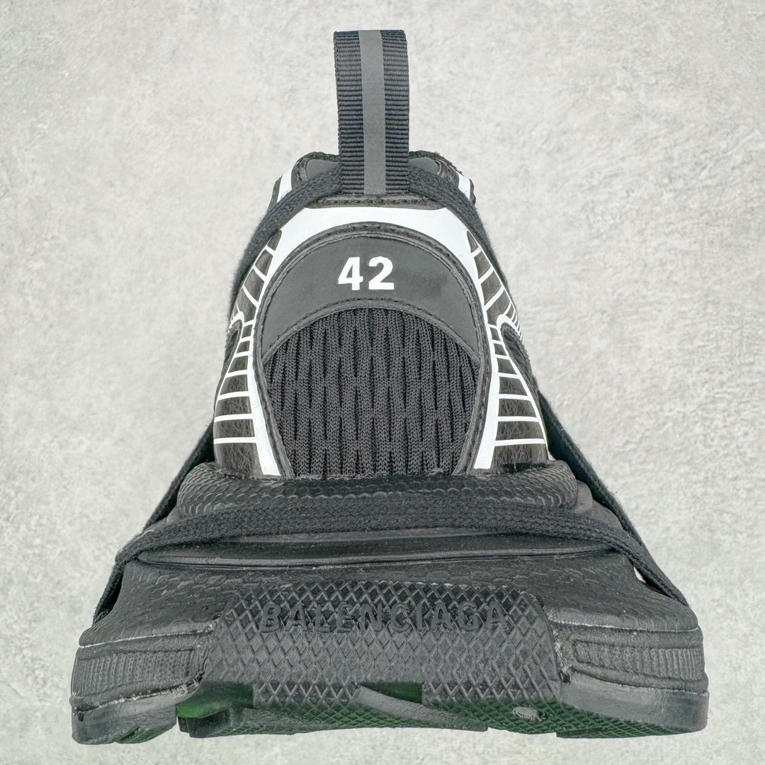 图片[8]-＃纯原 BALENCIAGA 3XL Sneakers 巴黎世家十代网布系带低帮走秀复古老爹鞋 全套原纸板楦头开发 最原汁原味的灵魂版型 全鞋荧光划线卡点 胶水把控整洁度追求极致完美 每一双都是工艺品 多重QC质检 超越公司货的品控标准 实实在在的免检产品 原盒原配 正确字体电绣 粗细、位置、大小正确 侧边TPU 透气孔匹配意产原版 正确分离大底 TPU软底 原版一致大底LOGO 立体感十足 原厂皮料水洗做旧 采购原厂网纱 不含皮革 网布材料和聚氨酯 磨损效果 鞋头边缘和后帮 Balenciaga 徽标 鞋面和后跟凸印尺码 鞋舌 3XL 橡胶品牌标识和反光细节 鞋帮拉袢和鞋舌拉祥 配反光细节 备用鞋带在鞋履前侧 可在穿着前取下 便于不同造型搭配 偏大一码 尺码：35 36 37 38 39 40 41 42 43 44 45 46-选品中心