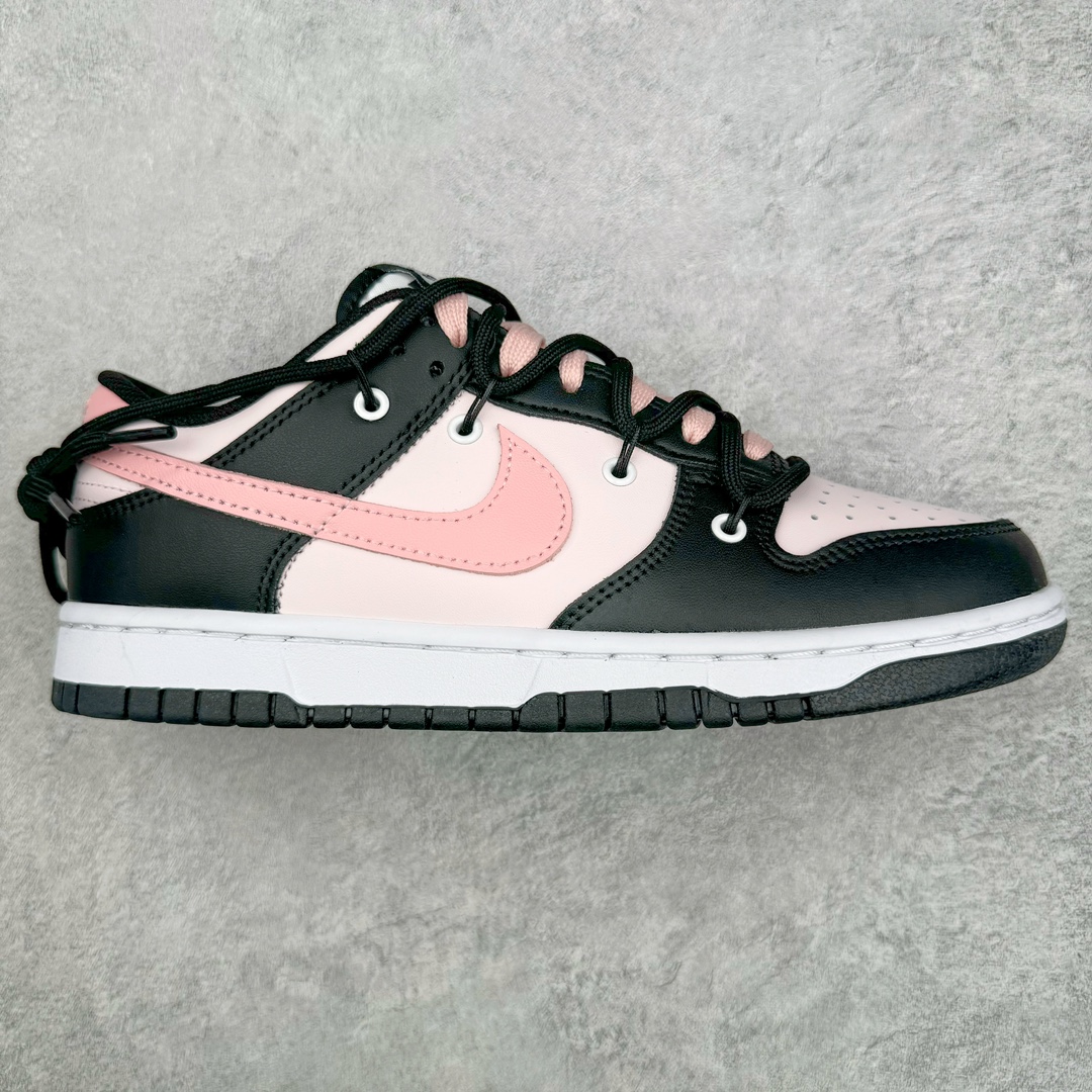 零售💰270 ＃CS NK Dunk Low 绑带解构复古做旧休闲板鞋 CW1590-100 口碑大厂出品 品控大底版型不断改良更新品质稳定 全套原纸板楦头开发 确保原汁原味 完美呈现DUNK版型 原厂玻璃冲刀 超高清洁度 全鞋零毛边皮料切割 通过独特多巴胺配色渐变设计、解构麻绳鞋带等细节 让嘻哈元素和潮流元素相结合 尽显帅气本质 设计上尽显特色 百搭耐看 表现出特有的潮流感 整鞋风格鲜明 极具美学 穿出门更是回头率满满 SIZE：36 36.5 37.5 38 38.5 39 40 40.5 41 42 42.5 43 44 44.5 45 46 编码：by2936070-运动鞋