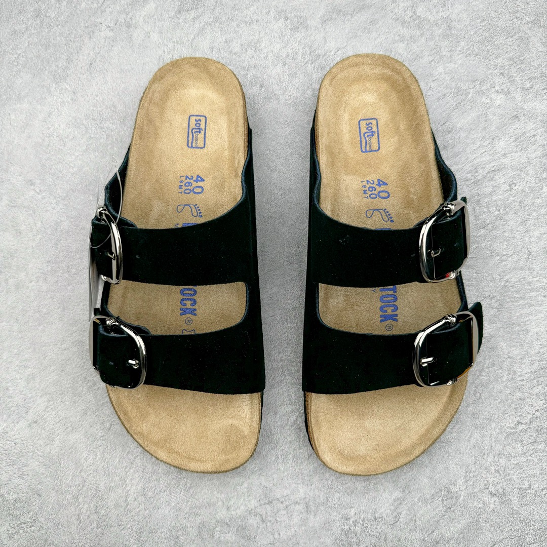 图片[2]-零售💰210 ＃DG纯原福利‼Chrome Hearts x Birkenstock Arizona 克罗心联名系列勃肯皮革绒面双扣时尚凉拖鞋 牛皮绒面革质地柔软 搭配可调节鞋扣提升穿着舒适度 人体工学设计分散脚部压力 保护脚踝 软木乳胶鞋床具有一定的收缩性 长时间穿着后能贴合脚型 EVA鞋底回弹性和抗张性力高 具有良好的防震、缓冲性  四季皆宜 柔软的鞋床采用额外的泡沫缓冲层 提供额外的舒适感和全天支撑 全网独家首发 源于德国的严谨工艺 牛巴戎面 中层松木 EVA 三层组合大底 优质牛皮面料五金扣 出口订单 尺码：35 40 43 44 45 编码：by2936010-运动鞋