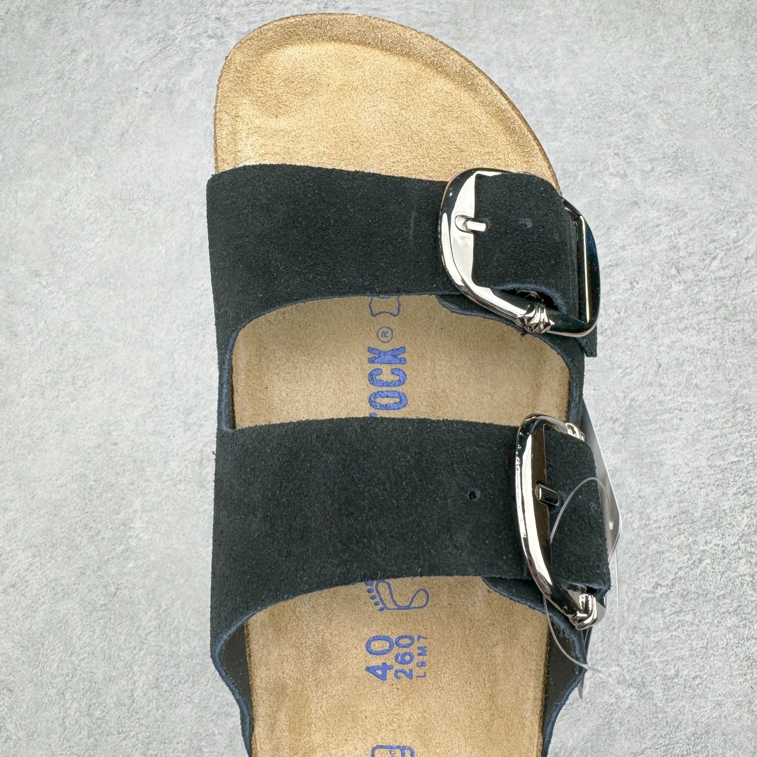 图片[4]-零售💰210 ＃DG纯原福利‼Chrome Hearts x Birkenstock Arizona 克罗心联名系列勃肯皮革绒面双扣时尚凉拖鞋 牛皮绒面革质地柔软 搭配可调节鞋扣提升穿着舒适度 人体工学设计分散脚部压力 保护脚踝 软木乳胶鞋床具有一定的收缩性 长时间穿着后能贴合脚型 EVA鞋底回弹性和抗张性力高 具有良好的防震、缓冲性  四季皆宜 柔软的鞋床采用额外的泡沫缓冲层 提供额外的舒适感和全天支撑 全网独家首发 源于德国的严谨工艺 牛巴戎面 中层松木 EVA 三层组合大底 优质牛皮面料五金扣 出口订单 尺码：35 40 43 44 45 编码：by2936010-运动鞋