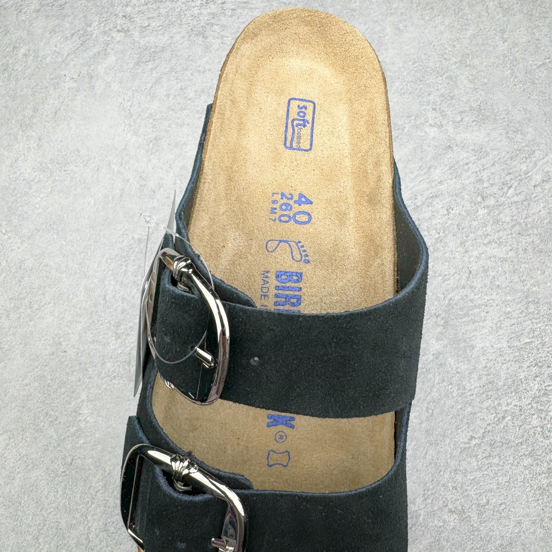 图片[5]-零售💰210 ＃DG纯原福利‼Chrome Hearts x Birkenstock Arizona 克罗心联名系列勃肯皮革绒面双扣时尚凉拖鞋 牛皮绒面革质地柔软 搭配可调节鞋扣提升穿着舒适度 人体工学设计分散脚部压力 保护脚踝 软木乳胶鞋床具有一定的收缩性 长时间穿着后能贴合脚型 EVA鞋底回弹性和抗张性力高 具有良好的防震、缓冲性  四季皆宜 柔软的鞋床采用额外的泡沫缓冲层 提供额外的舒适感和全天支撑 全网独家首发 源于德国的严谨工艺 牛巴戎面 中层松木 EVA 三层组合大底 优质牛皮面料五金扣 出口订单 尺码：35 40 43 44 45 编码：by2936010-运动鞋