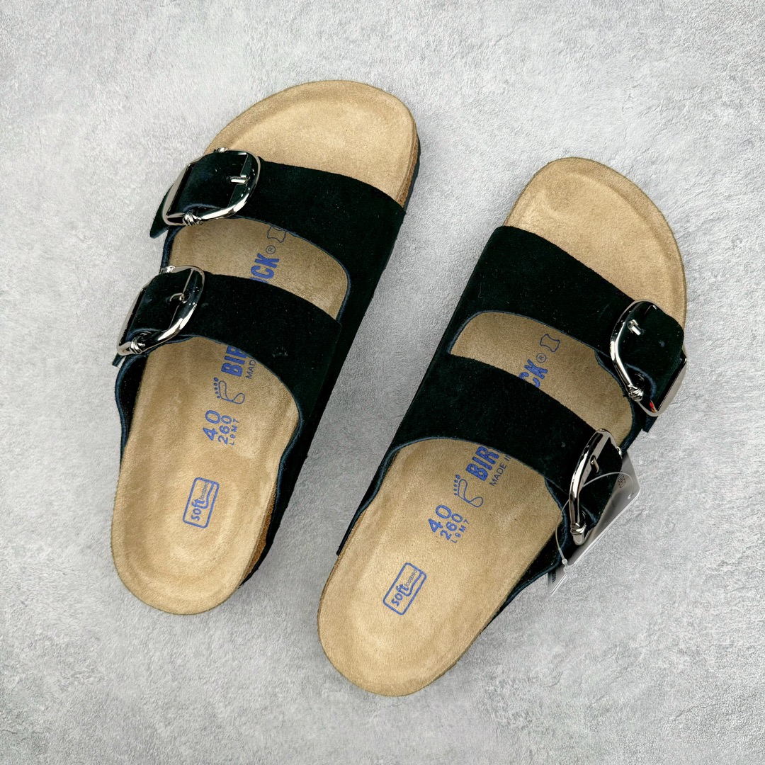 图片[3]-零售💰210 ＃DG纯原福利‼Chrome Hearts x Birkenstock Arizona 克罗心联名系列勃肯皮革绒面双扣时尚凉拖鞋 牛皮绒面革质地柔软 搭配可调节鞋扣提升穿着舒适度 人体工学设计分散脚部压力 保护脚踝 软木乳胶鞋床具有一定的收缩性 长时间穿着后能贴合脚型 EVA鞋底回弹性和抗张性力高 具有良好的防震、缓冲性  四季皆宜 柔软的鞋床采用额外的泡沫缓冲层 提供额外的舒适感和全天支撑 全网独家首发 源于德国的严谨工艺 牛巴戎面 中层松木 EVA 三层组合大底 优质牛皮面料五金扣 出口订单 尺码：35 40 43 44 45 编码：by2936010-运动鞋