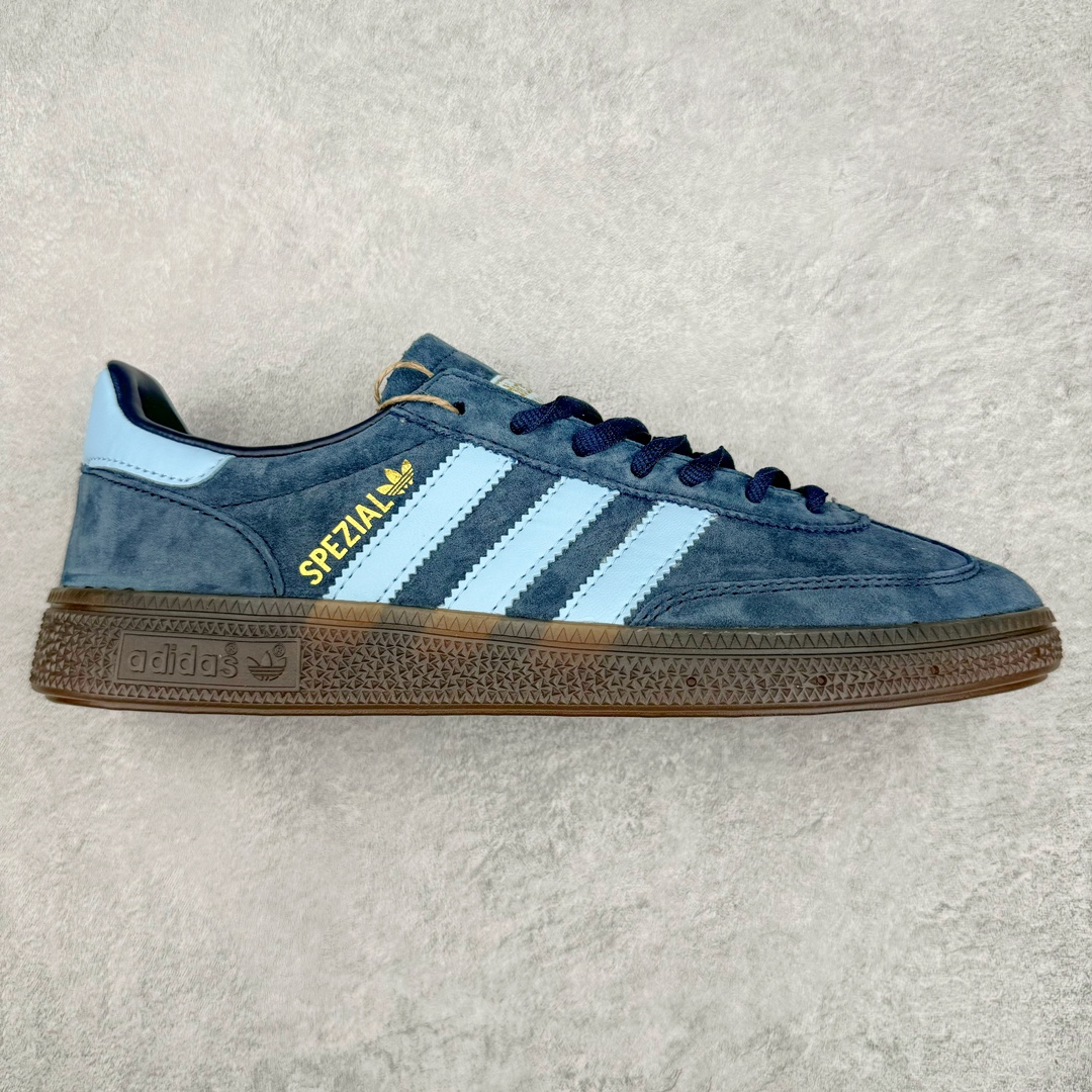 零售💰210 AD Originals Handball SPZL 手球运动员系列百搭休闲运动板鞋 BD7633 这款来自阿迪达斯的这款HANDBALL SPZL前身是一双手球运动鞋，这一次拿来复刻，所以鞋面的主要色彩选用了黑色， 鞋面外侧除了Spezial字母之外还有三叶草标志。Handball SPZL作为复古手球训练鞋与作为室内足球鞋的Samba有着异曲同工之处，但是质感更为出众的鞋身以及丰富的配色选择比起Samba来讲可以说是更胜一筹了！尺码：36 36⅔ 37⅓ 38 38⅔ 39⅓ 40 40⅔ 41⅓ 42 42⅔ 43⅓ 44 45  编码：Xby2936010-运动鞋