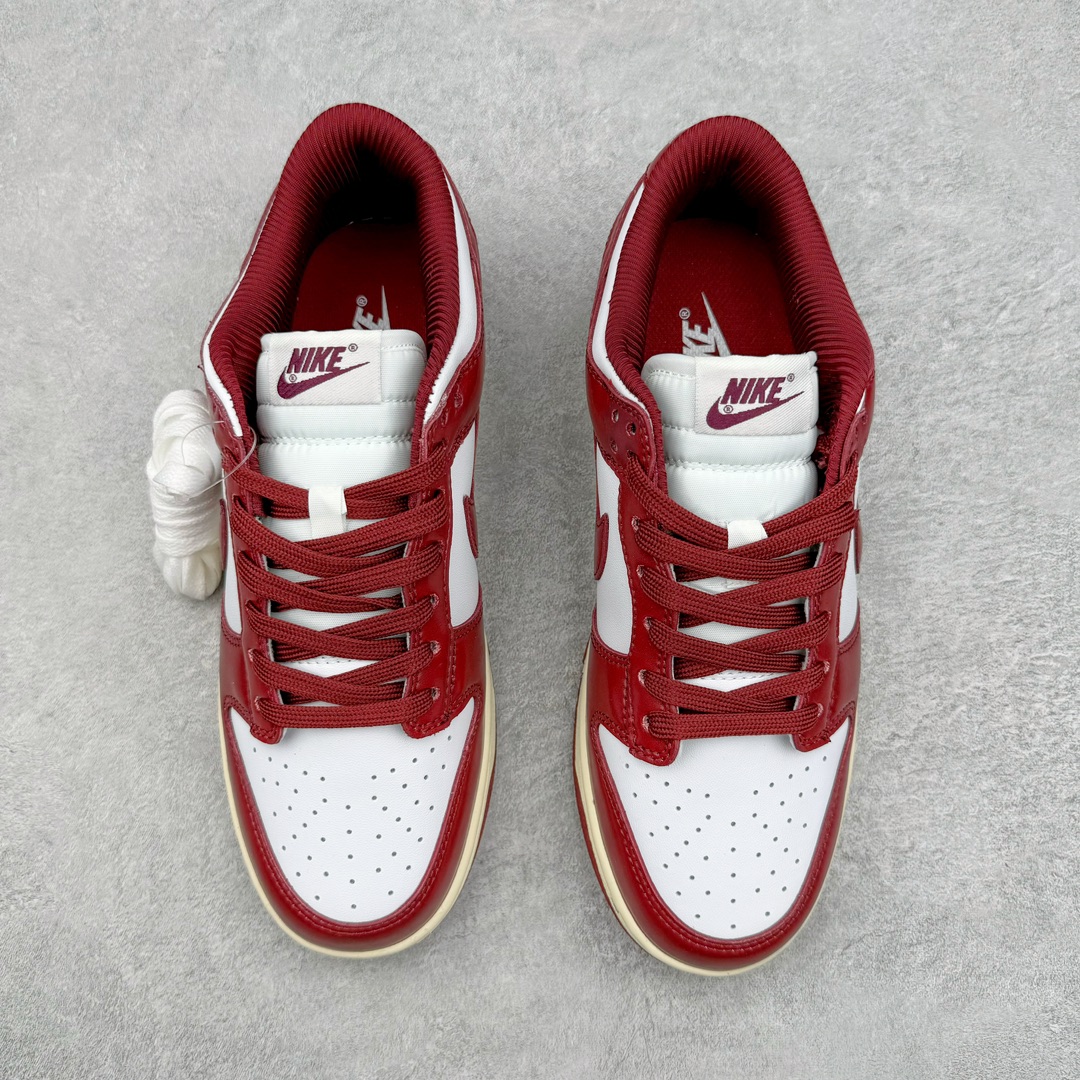 图片[2]-零售💰220 ＃BM版 NK Dunk Low FJ4555-100 工厂开发新配色为主 长期补货 稳定到货 工厂个位数利润 淡季生产只为维持工厂运转 完美版型品相超高清洁度 全套原纸板楦头开发 确保原汁原味 完美呈现DUNK版型 一比一鞋头弧度高度鞋身弧度 此版本只针对中端市场 皮料材质有所更替 其他数据细节工艺流程均保持一致 绝不口嗨 细节品控鞋型随意对比 独家私模官方第六代原厂航空铝磨具打磨大底 鞋头坡度极致还原 无解鞋型 原盒原配 圈内天花板工艺 原厂玻璃冲刀 超高清洁度 全鞋零毛边皮料切割 中底布拉帮走线遵循公司 SIZE：35.5 36 36.5 37.5 38 38.5 39 40 40.5 41 42 42.5 43 44 44.5 45 46 47.5 编码：Bby2936020-运动鞋