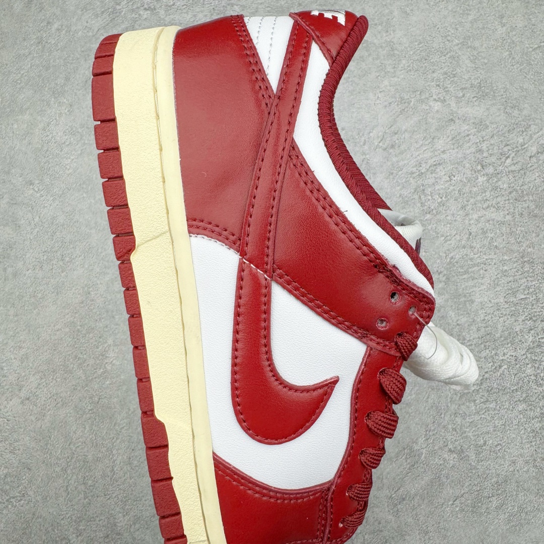 图片[6]-零售💰220 ＃BM版 NK Dunk Low FJ4555-100 工厂开发新配色为主 长期补货 稳定到货 工厂个位数利润 淡季生产只为维持工厂运转 完美版型品相超高清洁度 全套原纸板楦头开发 确保原汁原味 完美呈现DUNK版型 一比一鞋头弧度高度鞋身弧度 此版本只针对中端市场 皮料材质有所更替 其他数据细节工艺流程均保持一致 绝不口嗨 细节品控鞋型随意对比 独家私模官方第六代原厂航空铝磨具打磨大底 鞋头坡度极致还原 无解鞋型 原盒原配 圈内天花板工艺 原厂玻璃冲刀 超高清洁度 全鞋零毛边皮料切割 中底布拉帮走线遵循公司 SIZE：35.5 36 36.5 37.5 38 38.5 39 40 40.5 41 42 42.5 43 44 44.5 45 46 47.5 编码：Bby2936020-运动鞋