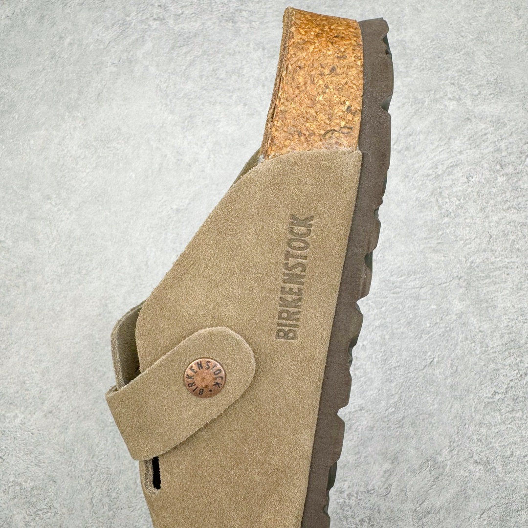 图片[7]-零售💰290 ＃SP Birkenstock Arizona 系列勃肯皮革绒面双扣时尚凉拖鞋 牛皮绒面革质地柔软 搭配可调节鞋扣提升穿着舒适度 人体工学设计分散脚部压力 保护脚踝 软木乳胶鞋床具有一定的收缩性 长时间穿着后能贴合脚型 EVA鞋底回弹性和抗张性力高 具有良好的防震、缓冲性  四季皆宜 柔软的鞋床采用额外的泡沫缓冲层 提供额外的舒适感和全天支撑 全网独家首发 源于德国的严谨工艺  牛巴戎面 中层松木 EVA 三层组合大底 优质牛皮面料五金扣 出口订单 尺码：35 36 37 38 39 40 编码：Uby2936090-运动鞋