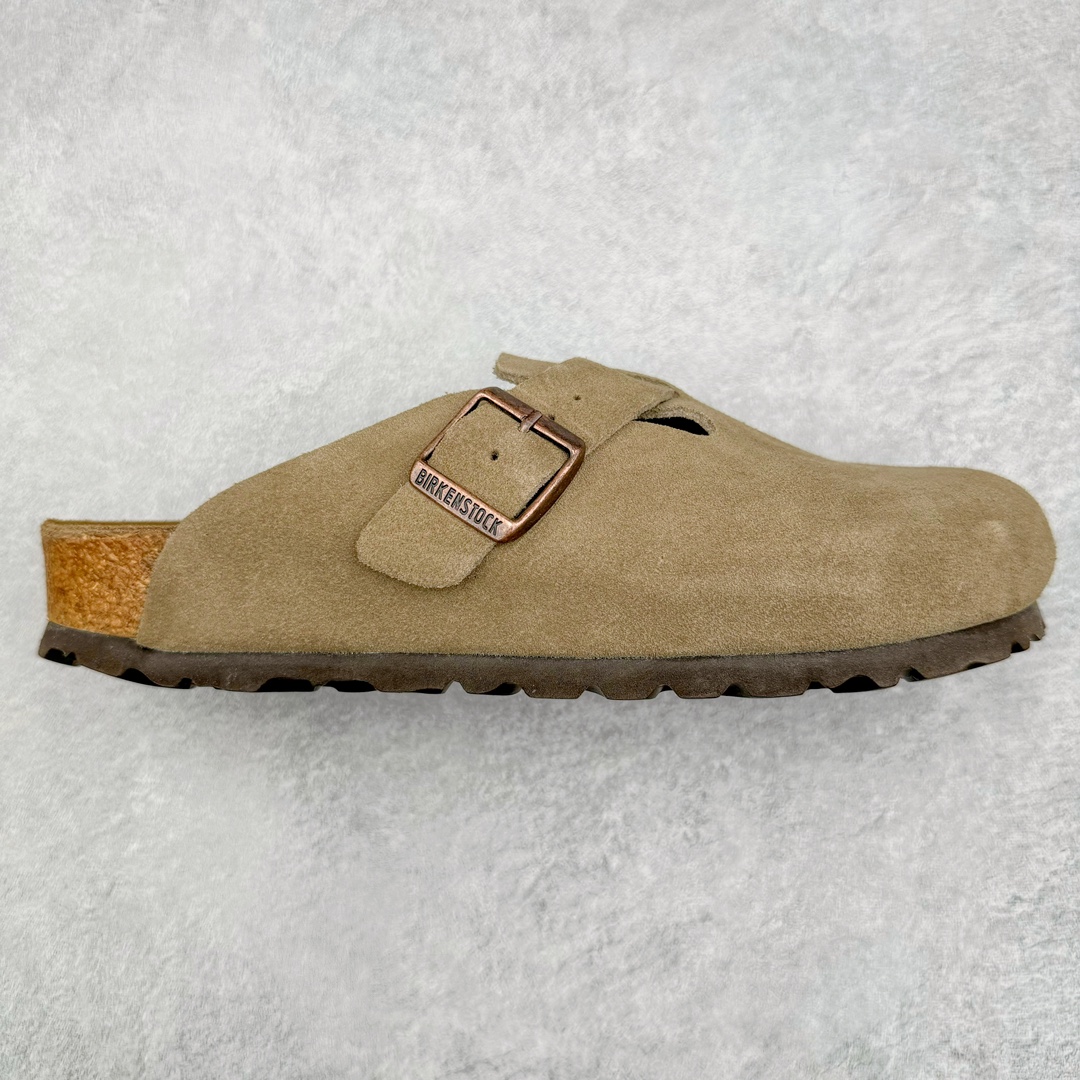 零售💰290 ＃SP Birkenstock Arizona 系列勃肯皮革绒面双扣时尚凉拖鞋 牛皮绒面革质地柔软 搭配可调节鞋扣提升穿着舒适度 人体工学设计分散脚部压力 保护脚踝 软木乳胶鞋床具有一定的收缩性 长时间穿着后能贴合脚型 EVA鞋底回弹性和抗张性力高 具有良好的防震、缓冲性  四季皆宜 柔软的鞋床采用额外的泡沫缓冲层 提供额外的舒适感和全天支撑 全网独家首发 源于德国的严谨工艺  牛巴戎面 中层松木 EVA 三层组合大底 优质牛皮面料五金扣 出口订单 尺码：35 36 37 38 39 40 编码：Uby2936090-运动鞋