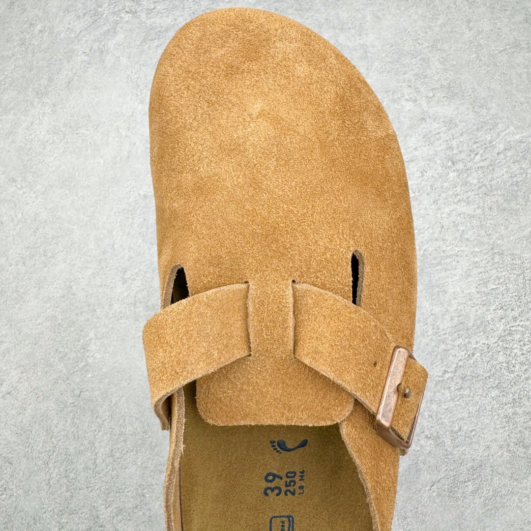 图片[4]-零售💰290 ＃SP Birkenstock Arizona 系列勃肯皮革绒面双扣时尚凉拖鞋 牛皮绒面革质地柔软 搭配可调节鞋扣提升穿着舒适度 人体工学设计分散脚部压力 保护脚踝 软木乳胶鞋床具有一定的收缩性 长时间穿着后能贴合脚型 EVA鞋底回弹性和抗张性力高 具有良好的防震、缓冲性  四季皆宜 柔软的鞋床采用额外的泡沫缓冲层 提供额外的舒适感和全天支撑 全网独家首发 源于德国的严谨工艺  牛巴戎面 中层松木 EVA 三层组合大底 优质牛皮面料五金扣 出口订单 尺码：35 36 37 38 39 40 编码：Uby2936090-运动鞋