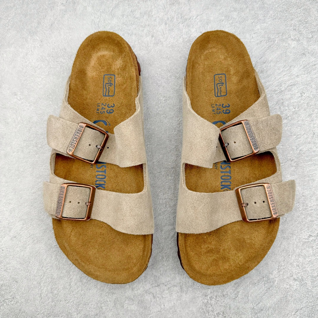 图片[2]-零售💰290 ＃SP Birkenstock Arizona 系列勃肯皮革绒面双扣时尚凉拖鞋 牛皮绒面革质地柔软 搭配可调节鞋扣提升穿着舒适度 人体工学设计分散脚部压力 保护脚踝 软木乳胶鞋床具有一定的收缩性 长时间穿着后能贴合脚型 EVA鞋底回弹性和抗张性力高 具有良好的防震、缓冲性  四季皆宜 柔软的鞋床采用额外的泡沫缓冲层 提供额外的舒适感和全天支撑 全网独家首发 源于德国的严谨工艺  牛巴戎面 中层松木 EVA 三层组合大底 优质牛皮面料五金扣 出口订单 尺码：35 36 37 38 39 40 编码：Uby2936090-运动鞋