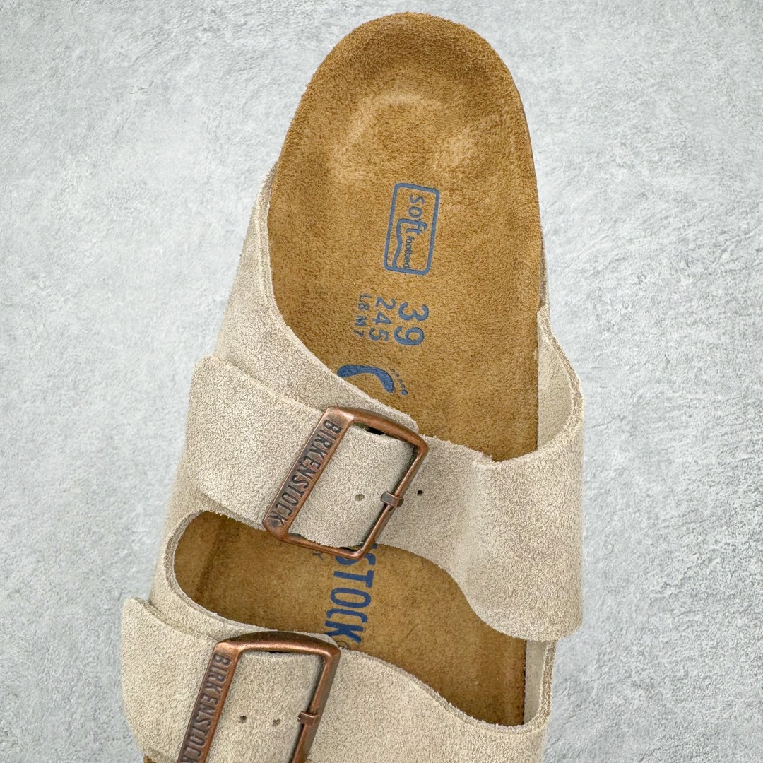 图片[5]-零售💰290 ＃SP Birkenstock Arizona 系列勃肯皮革绒面双扣时尚凉拖鞋 牛皮绒面革质地柔软 搭配可调节鞋扣提升穿着舒适度 人体工学设计分散脚部压力 保护脚踝 软木乳胶鞋床具有一定的收缩性 长时间穿着后能贴合脚型 EVA鞋底回弹性和抗张性力高 具有良好的防震、缓冲性  四季皆宜 柔软的鞋床采用额外的泡沫缓冲层 提供额外的舒适感和全天支撑 全网独家首发 源于德国的严谨工艺  牛巴戎面 中层松木 EVA 三层组合大底 优质牛皮面料五金扣 出口订单 尺码：35 36 37 38 39 40 编码：Uby2936090-运动鞋