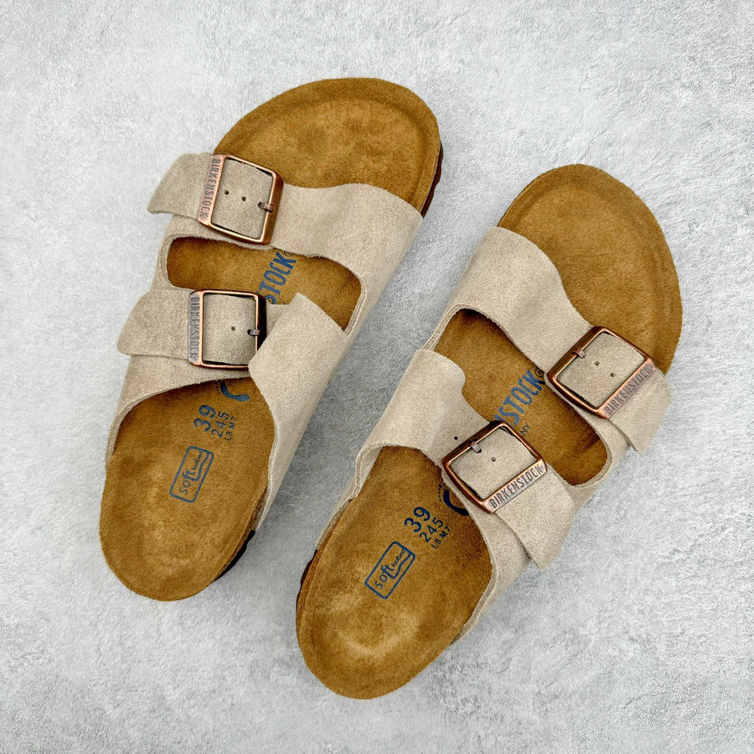 图片[3]-零售💰290 ＃SP Birkenstock Arizona 系列勃肯皮革绒面双扣时尚凉拖鞋 牛皮绒面革质地柔软 搭配可调节鞋扣提升穿着舒适度 人体工学设计分散脚部压力 保护脚踝 软木乳胶鞋床具有一定的收缩性 长时间穿着后能贴合脚型 EVA鞋底回弹性和抗张性力高 具有良好的防震、缓冲性  四季皆宜 柔软的鞋床采用额外的泡沫缓冲层 提供额外的舒适感和全天支撑 全网独家首发 源于德国的严谨工艺  牛巴戎面 中层松木 EVA 三层组合大底 优质牛皮面料五金扣 出口订单 尺码：35 36 37 38 39 40 编码：Uby2936090-运动鞋