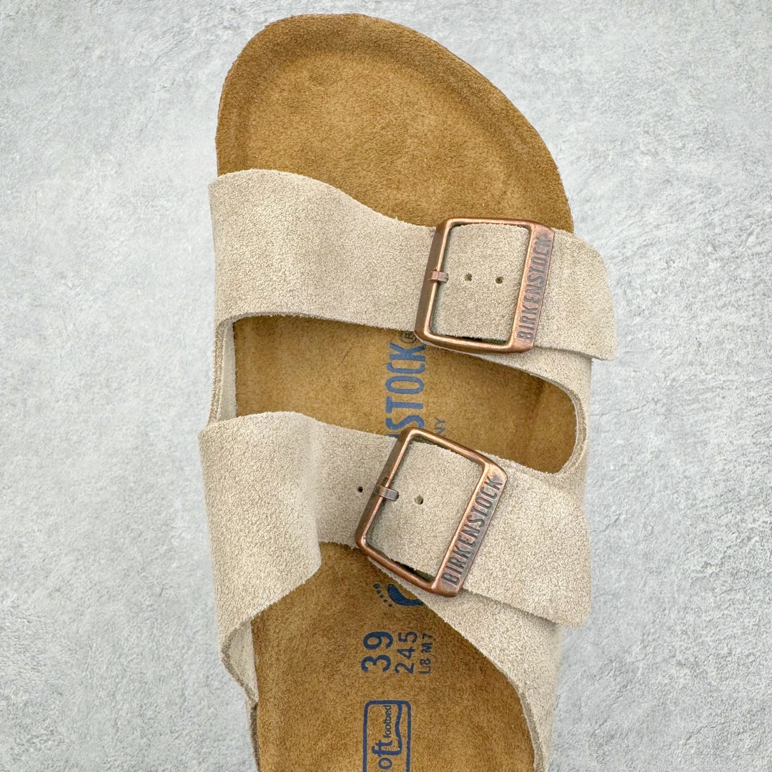 图片[4]-零售💰290 ＃SP Birkenstock Arizona 系列勃肯皮革绒面双扣时尚凉拖鞋 牛皮绒面革质地柔软 搭配可调节鞋扣提升穿着舒适度 人体工学设计分散脚部压力 保护脚踝 软木乳胶鞋床具有一定的收缩性 长时间穿着后能贴合脚型 EVA鞋底回弹性和抗张性力高 具有良好的防震、缓冲性  四季皆宜 柔软的鞋床采用额外的泡沫缓冲层 提供额外的舒适感和全天支撑 全网独家首发 源于德国的严谨工艺  牛巴戎面 中层松木 EVA 三层组合大底 优质牛皮面料五金扣 出口订单 尺码：35 36 37 38 39 40 编码：Uby2936090-运动鞋