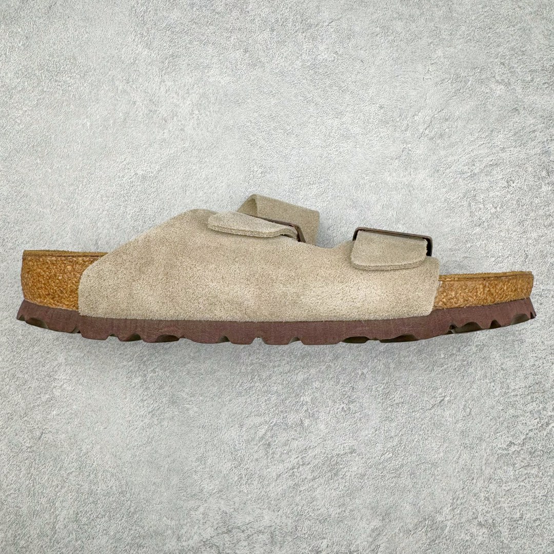 零售💰290 ＃SP Birkenstock Arizona 系列勃肯皮革绒面双扣时尚凉拖鞋 牛皮绒面革质地柔软 搭配可调节鞋扣提升穿着舒适度 人体工学设计分散脚部压力 保护脚踝 软木乳胶鞋床具有一定的收缩性 长时间穿着后能贴合脚型 EVA鞋底回弹性和抗张性力高 具有良好的防震、缓冲性  四季皆宜 柔软的鞋床采用额外的泡沫缓冲层 提供额外的舒适感和全天支撑 全网独家首发 源于德国的严谨工艺  牛巴戎面 中层松木 EVA 三层组合大底 优质牛皮面料五金扣 出口订单 尺码：35 36 37 38 39 40 编码：Uby2936090-运动鞋