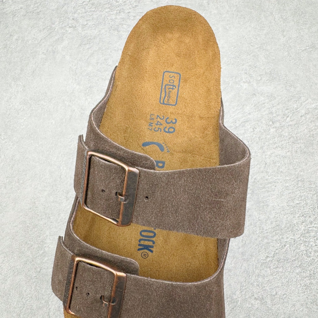 图片[5]-零售💰290 ＃SP Birkenstock Arizona 系列勃肯皮革绒面双扣时尚凉拖鞋 牛皮绒面革质地柔软 搭配可调节鞋扣提升穿着舒适度 人体工学设计分散脚部压力 保护脚踝 软木乳胶鞋床具有一定的收缩性 长时间穿着后能贴合脚型 EVA鞋底回弹性和抗张性力高 具有良好的防震、缓冲性  四季皆宜 柔软的鞋床采用额外的泡沫缓冲层 提供额外的舒适感和全天支撑 全网独家首发 源于德国的严谨工艺  牛巴戎面 中层松木 EVA 三层组合大底 优质牛皮面料五金扣 出口订单 尺码：35 36 37 38 39 40 编码：Uby2936090-运动鞋