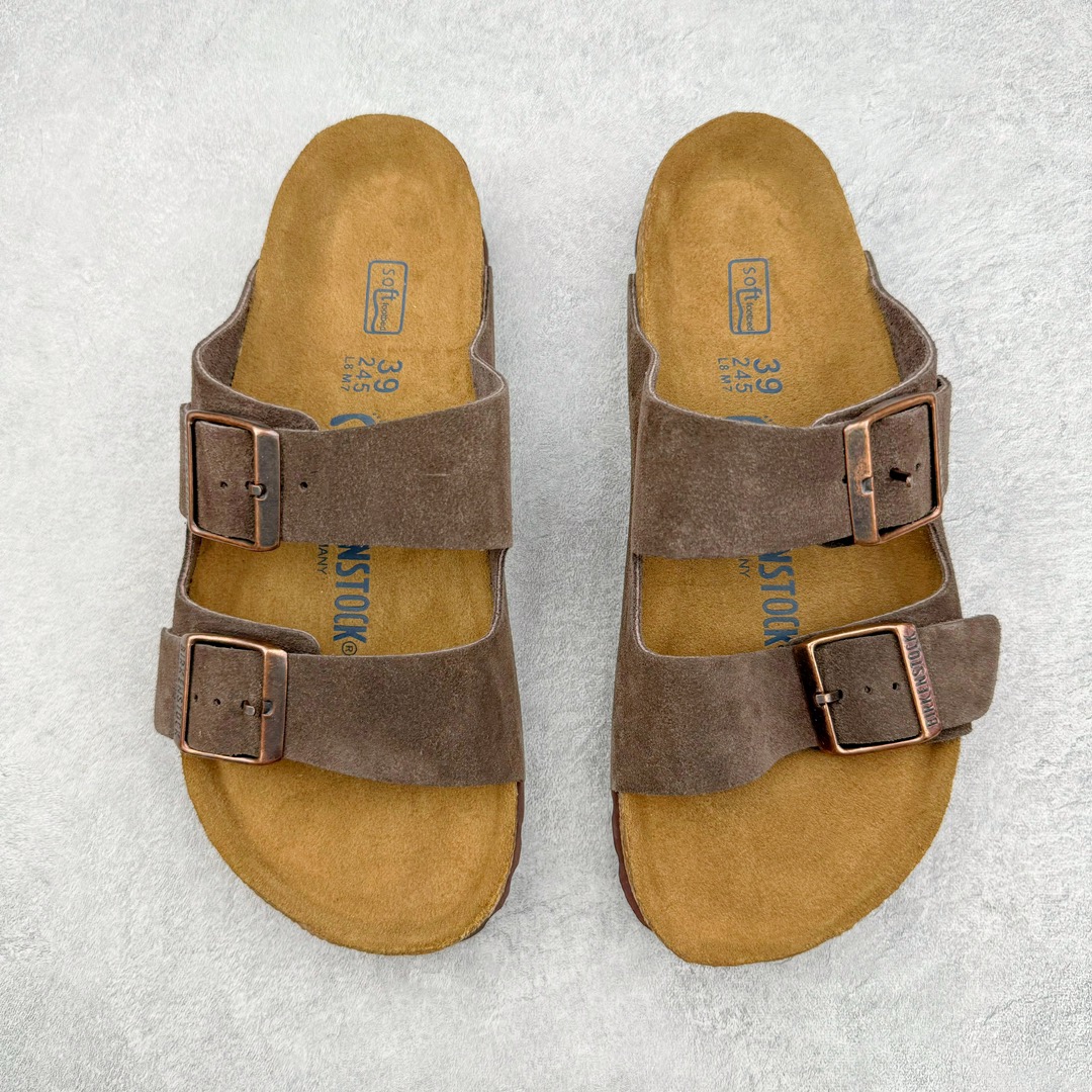 图片[2]-零售💰290 ＃SP Birkenstock Arizona 系列勃肯皮革绒面双扣时尚凉拖鞋 牛皮绒面革质地柔软 搭配可调节鞋扣提升穿着舒适度 人体工学设计分散脚部压力 保护脚踝 软木乳胶鞋床具有一定的收缩性 长时间穿着后能贴合脚型 EVA鞋底回弹性和抗张性力高 具有良好的防震、缓冲性  四季皆宜 柔软的鞋床采用额外的泡沫缓冲层 提供额外的舒适感和全天支撑 全网独家首发 源于德国的严谨工艺  牛巴戎面 中层松木 EVA 三层组合大底 优质牛皮面料五金扣 出口订单 尺码：35 36 37 38 39 40 编码：Uby2936090-运动鞋