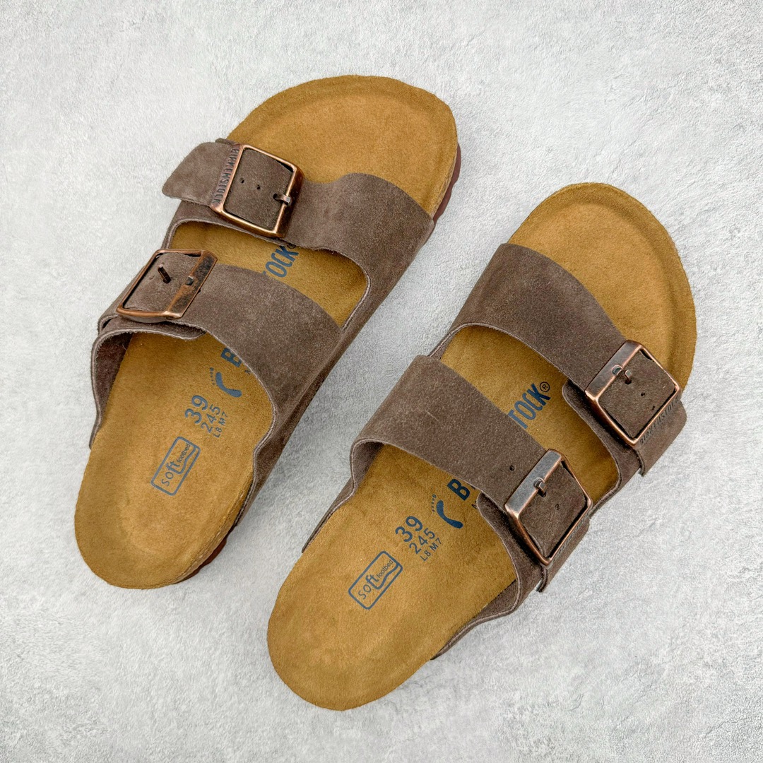 图片[3]-零售💰290 ＃SP Birkenstock Arizona 系列勃肯皮革绒面双扣时尚凉拖鞋 牛皮绒面革质地柔软 搭配可调节鞋扣提升穿着舒适度 人体工学设计分散脚部压力 保护脚踝 软木乳胶鞋床具有一定的收缩性 长时间穿着后能贴合脚型 EVA鞋底回弹性和抗张性力高 具有良好的防震、缓冲性  四季皆宜 柔软的鞋床采用额外的泡沫缓冲层 提供额外的舒适感和全天支撑 全网独家首发 源于德国的严谨工艺  牛巴戎面 中层松木 EVA 三层组合大底 优质牛皮面料五金扣 出口订单 尺码：35 36 37 38 39 40 编码：Uby2936090-运动鞋