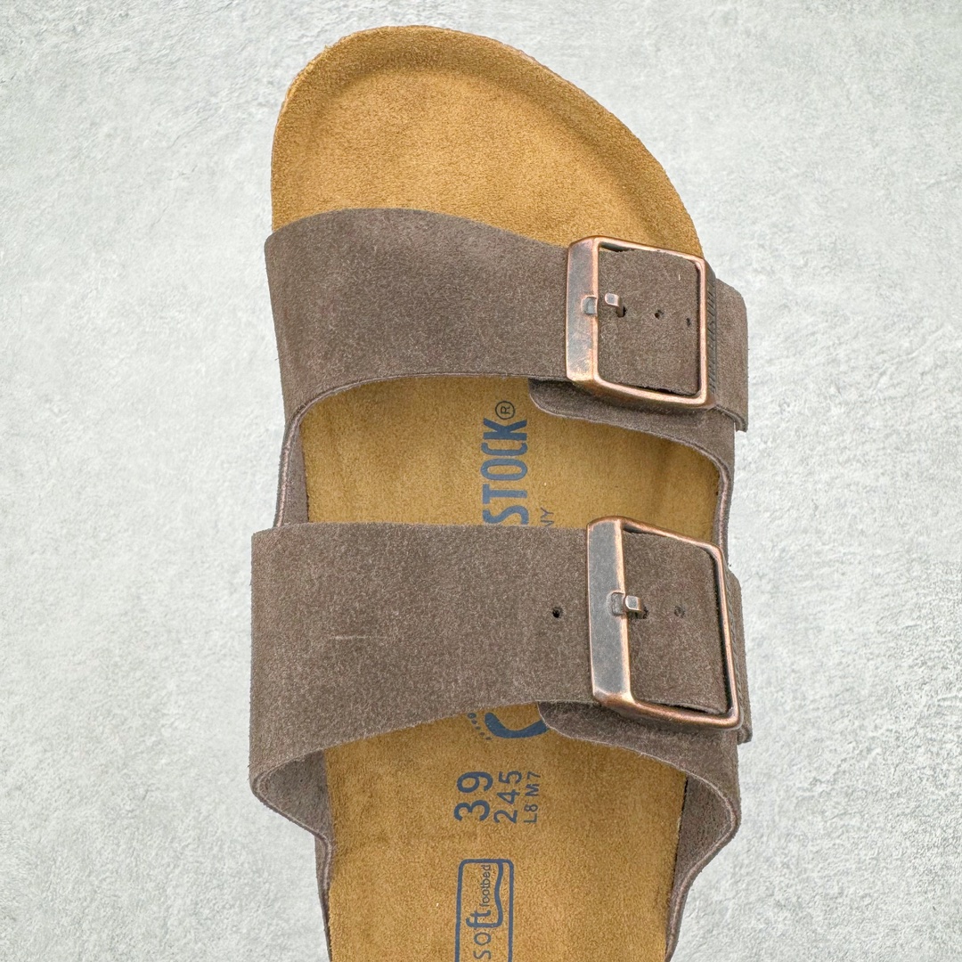 图片[4]-零售💰290 ＃SP Birkenstock Arizona 系列勃肯皮革绒面双扣时尚凉拖鞋 牛皮绒面革质地柔软 搭配可调节鞋扣提升穿着舒适度 人体工学设计分散脚部压力 保护脚踝 软木乳胶鞋床具有一定的收缩性 长时间穿着后能贴合脚型 EVA鞋底回弹性和抗张性力高 具有良好的防震、缓冲性  四季皆宜 柔软的鞋床采用额外的泡沫缓冲层 提供额外的舒适感和全天支撑 全网独家首发 源于德国的严谨工艺  牛巴戎面 中层松木 EVA 三层组合大底 优质牛皮面料五金扣 出口订单 尺码：35 36 37 38 39 40 编码：Uby2936090-运动鞋