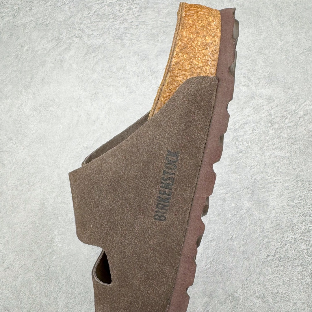 图片[7]-零售💰290 ＃SP Birkenstock Arizona 系列勃肯皮革绒面双扣时尚凉拖鞋 牛皮绒面革质地柔软 搭配可调节鞋扣提升穿着舒适度 人体工学设计分散脚部压力 保护脚踝 软木乳胶鞋床具有一定的收缩性 长时间穿着后能贴合脚型 EVA鞋底回弹性和抗张性力高 具有良好的防震、缓冲性  四季皆宜 柔软的鞋床采用额外的泡沫缓冲层 提供额外的舒适感和全天支撑 全网独家首发 源于德国的严谨工艺  牛巴戎面 中层松木 EVA 三层组合大底 优质牛皮面料五金扣 出口订单 尺码：35 36 37 38 39 40 编码：Uby2936090-运动鞋