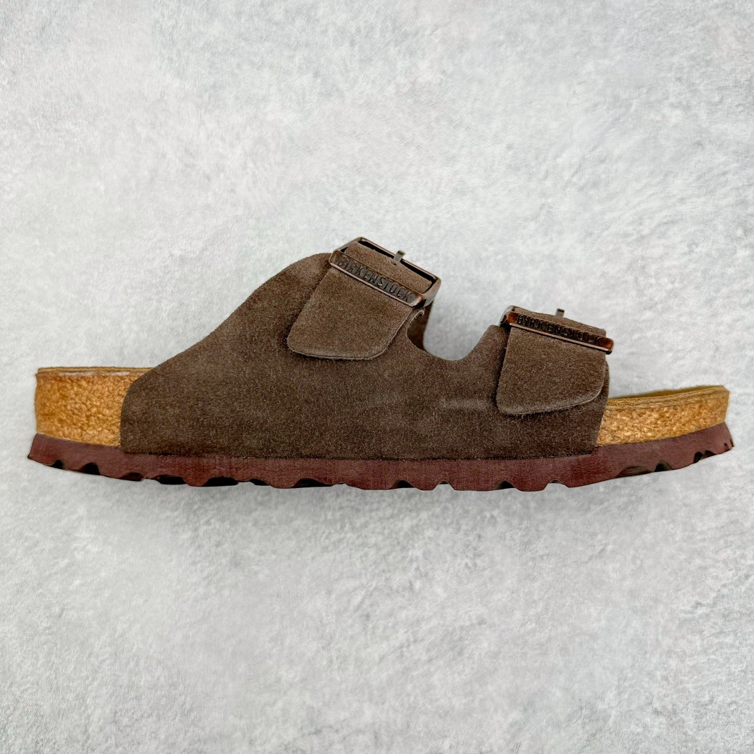 零售💰290 ＃SP Birkenstock Arizona 系列勃肯皮革绒面双扣时尚凉拖鞋 牛皮绒面革质地柔软 搭配可调节鞋扣提升穿着舒适度 人体工学设计分散脚部压力 保护脚踝 软木乳胶鞋床具有一定的收缩性 长时间穿着后能贴合脚型 EVA鞋底回弹性和抗张性力高 具有良好的防震、缓冲性  四季皆宜 柔软的鞋床采用额外的泡沫缓冲层 提供额外的舒适感和全天支撑 全网独家首发 源于德国的严谨工艺  牛巴戎面 中层松木 EVA 三层组合大底 优质牛皮面料五金扣 出口订单 尺码：35 36 37 38 39 40 编码：Uby2936090-运动鞋