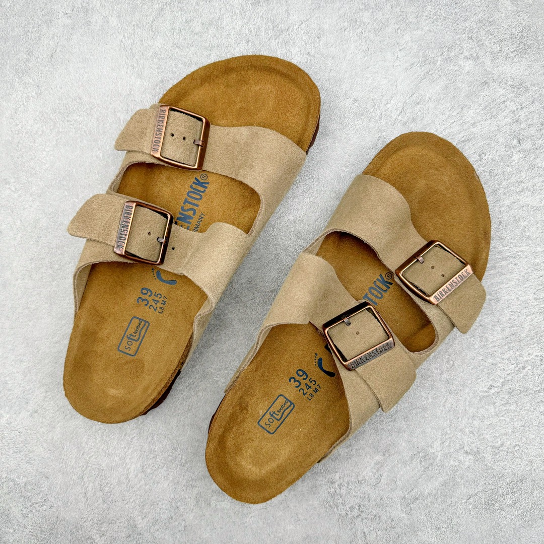 图片[3]-零售💰290 ＃SP Birkenstock Arizona 系列勃肯皮革绒面双扣时尚凉拖鞋 牛皮绒面革质地柔软 搭配可调节鞋扣提升穿着舒适度 人体工学设计分散脚部压力 保护脚踝 软木乳胶鞋床具有一定的收缩性 长时间穿着后能贴合脚型 EVA鞋底回弹性和抗张性力高 具有良好的防震、缓冲性  四季皆宜 柔软的鞋床采用额外的泡沫缓冲层 提供额外的舒适感和全天支撑 全网独家首发 源于德国的严谨工艺  牛巴戎面 中层松木 EVA 三层组合大底 优质牛皮面料五金扣 出口订单 尺码：35 36 37 38 39 40 编码：Uby2936090-运动鞋