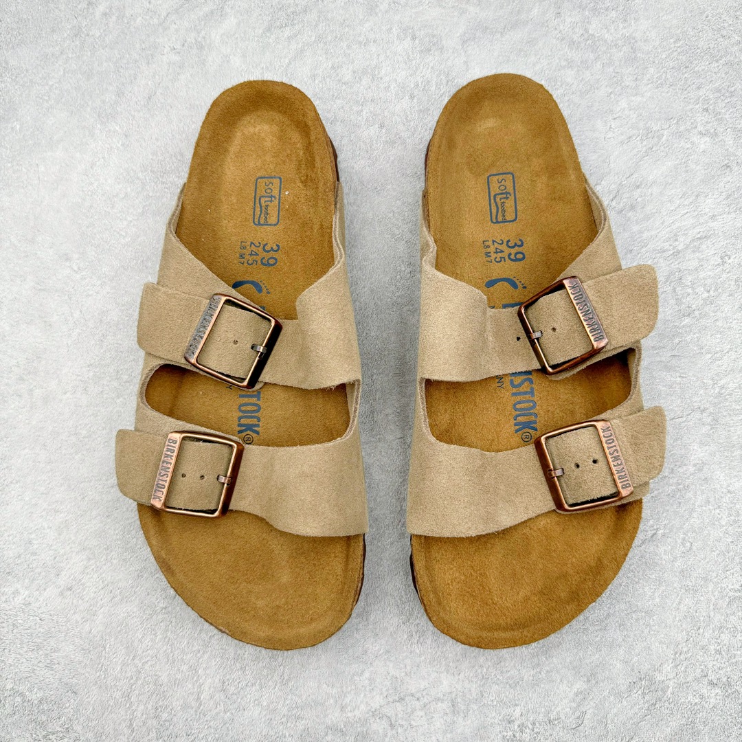 图片[2]-零售💰290 ＃SP Birkenstock Arizona 系列勃肯皮革绒面双扣时尚凉拖鞋 牛皮绒面革质地柔软 搭配可调节鞋扣提升穿着舒适度 人体工学设计分散脚部压力 保护脚踝 软木乳胶鞋床具有一定的收缩性 长时间穿着后能贴合脚型 EVA鞋底回弹性和抗张性力高 具有良好的防震、缓冲性  四季皆宜 柔软的鞋床采用额外的泡沫缓冲层 提供额外的舒适感和全天支撑 全网独家首发 源于德国的严谨工艺  牛巴戎面 中层松木 EVA 三层组合大底 优质牛皮面料五金扣 出口订单 尺码：35 36 37 38 39 40 编码：Uby2936090-运动鞋