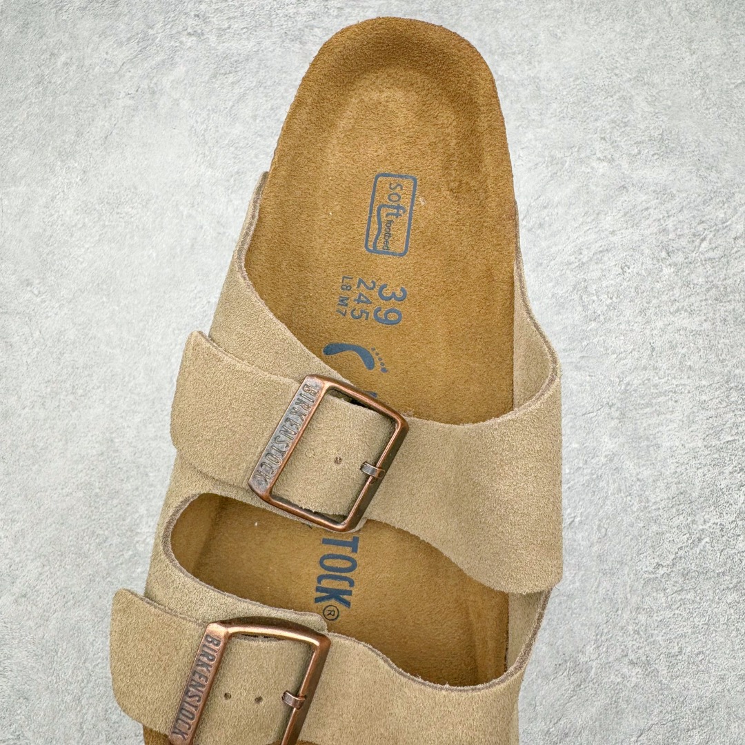 图片[5]-零售💰290 ＃SP Birkenstock Arizona 系列勃肯皮革绒面双扣时尚凉拖鞋 牛皮绒面革质地柔软 搭配可调节鞋扣提升穿着舒适度 人体工学设计分散脚部压力 保护脚踝 软木乳胶鞋床具有一定的收缩性 长时间穿着后能贴合脚型 EVA鞋底回弹性和抗张性力高 具有良好的防震、缓冲性  四季皆宜 柔软的鞋床采用额外的泡沫缓冲层 提供额外的舒适感和全天支撑 全网独家首发 源于德国的严谨工艺  牛巴戎面 中层松木 EVA 三层组合大底 优质牛皮面料五金扣 出口订单 尺码：35 36 37 38 39 40 编码：Uby2936090-运动鞋