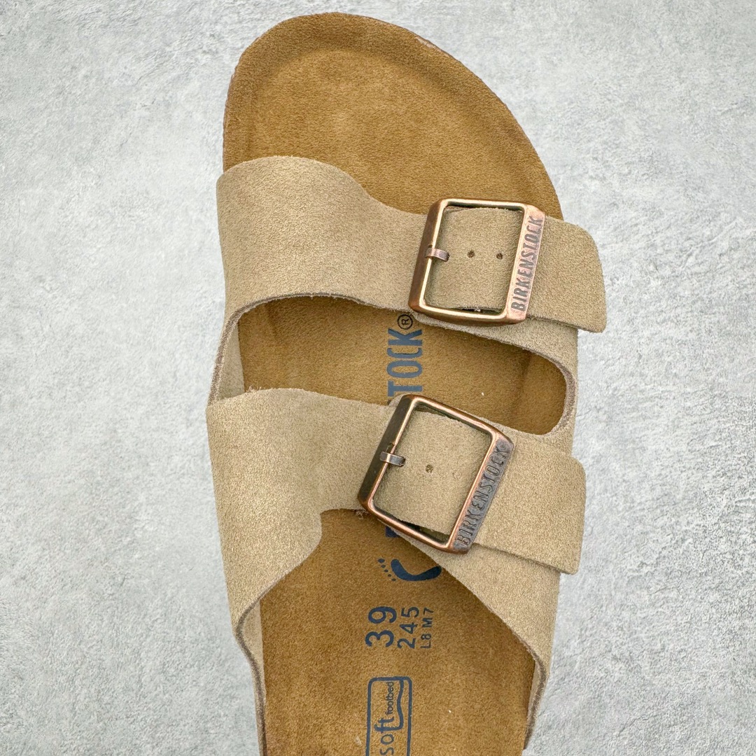 图片[4]-零售💰290 ＃SP Birkenstock Arizona 系列勃肯皮革绒面双扣时尚凉拖鞋 牛皮绒面革质地柔软 搭配可调节鞋扣提升穿着舒适度 人体工学设计分散脚部压力 保护脚踝 软木乳胶鞋床具有一定的收缩性 长时间穿着后能贴合脚型 EVA鞋底回弹性和抗张性力高 具有良好的防震、缓冲性  四季皆宜 柔软的鞋床采用额外的泡沫缓冲层 提供额外的舒适感和全天支撑 全网独家首发 源于德国的严谨工艺  牛巴戎面 中层松木 EVA 三层组合大底 优质牛皮面料五金扣 出口订单 尺码：35 36 37 38 39 40 编码：Uby2936090-运动鞋