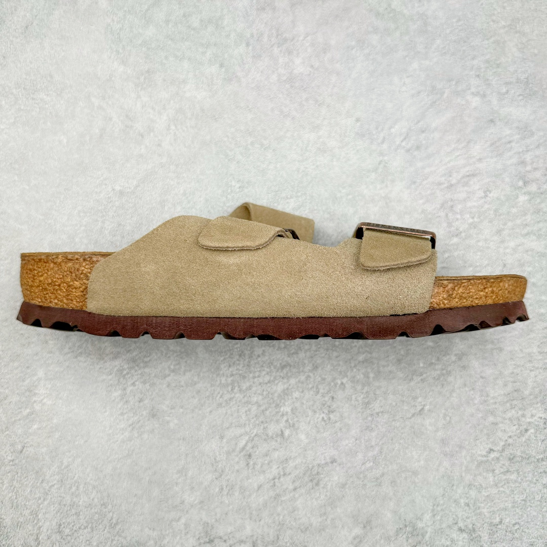 零售💰290 ＃SP Birkenstock Arizona 系列勃肯皮革绒面双扣时尚凉拖鞋 牛皮绒面革质地柔软 搭配可调节鞋扣提升穿着舒适度 人体工学设计分散脚部压力 保护脚踝 软木乳胶鞋床具有一定的收缩性 长时间穿着后能贴合脚型 EVA鞋底回弹性和抗张性力高 具有良好的防震、缓冲性  四季皆宜 柔软的鞋床采用额外的泡沫缓冲层 提供额外的舒适感和全天支撑 全网独家首发 源于德国的严谨工艺  牛巴戎面 中层松木 EVA 三层组合大底 优质牛皮面料五金扣 出口订单 尺码：35 36 37 38 39 40 编码：Uby2936090-运动鞋