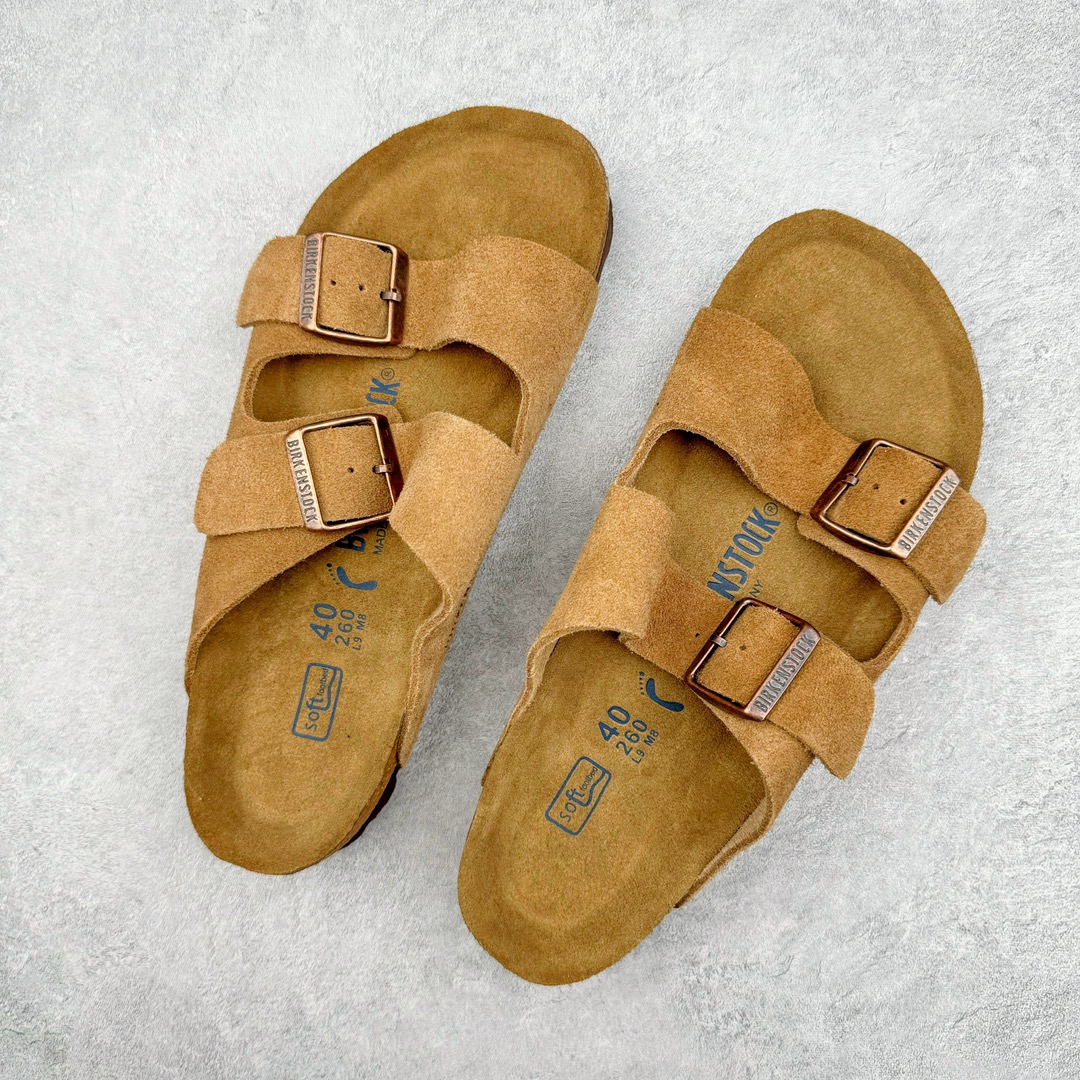 图片[3]-零售💰290 ＃SP Birkenstock Arizona 系列勃肯皮革绒面双扣时尚凉拖鞋 牛皮绒面革质地柔软 搭配可调节鞋扣提升穿着舒适度 人体工学设计分散脚部压力 保护脚踝 软木乳胶鞋床具有一定的收缩性 长时间穿着后能贴合脚型 EVA鞋底回弹性和抗张性力高 具有良好的防震、缓冲性  四季皆宜 柔软的鞋床采用额外的泡沫缓冲层 提供额外的舒适感和全天支撑 全网独家首发 源于德国的严谨工艺  牛巴戎面 中层松木 EVA 三层组合大底 优质牛皮面料五金扣 出口订单 尺码：35 36 37 38 39 40 编码：Uby2936090-运动鞋