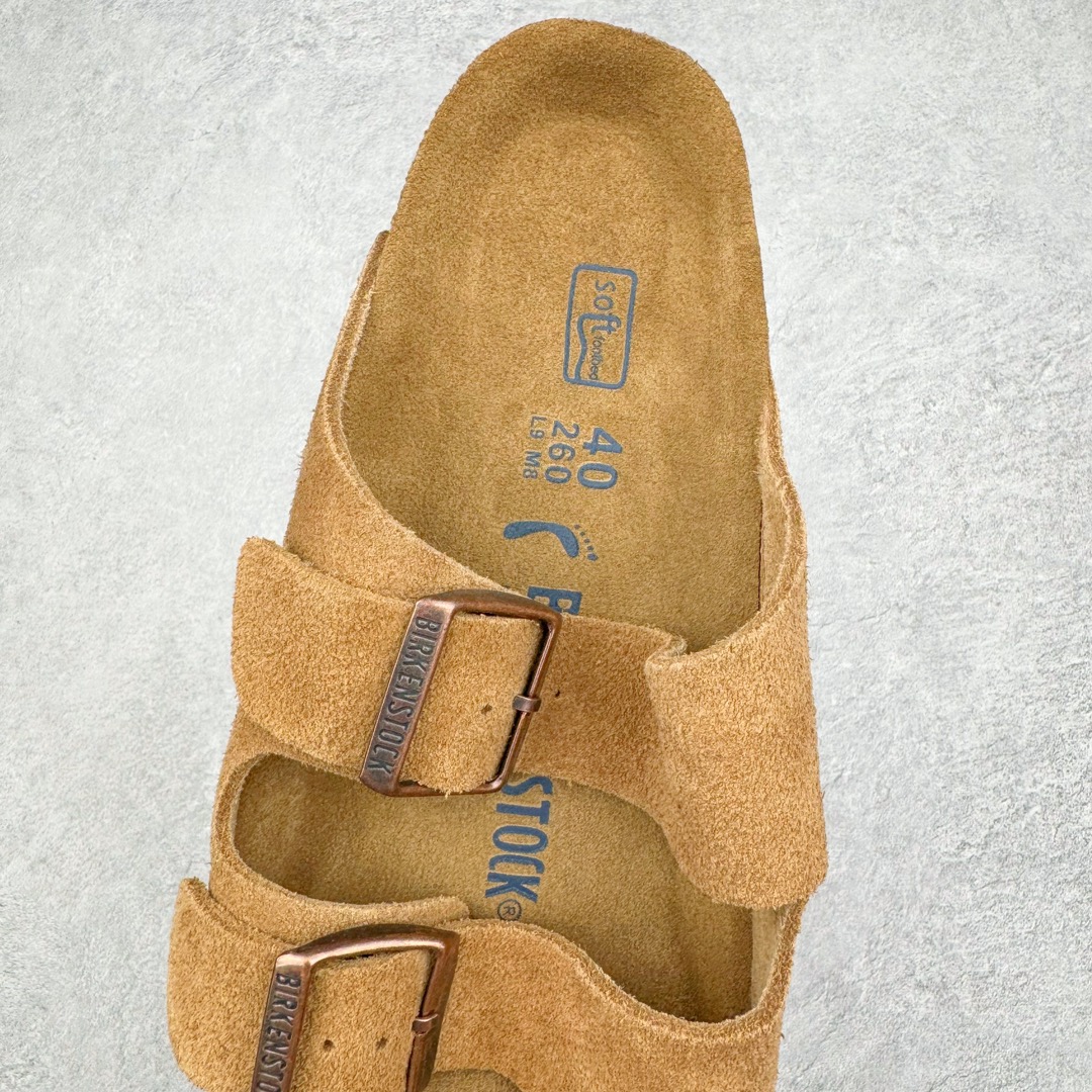 图片[5]-零售💰290 ＃SP Birkenstock Arizona 系列勃肯皮革绒面双扣时尚凉拖鞋 牛皮绒面革质地柔软 搭配可调节鞋扣提升穿着舒适度 人体工学设计分散脚部压力 保护脚踝 软木乳胶鞋床具有一定的收缩性 长时间穿着后能贴合脚型 EVA鞋底回弹性和抗张性力高 具有良好的防震、缓冲性  四季皆宜 柔软的鞋床采用额外的泡沫缓冲层 提供额外的舒适感和全天支撑 全网独家首发 源于德国的严谨工艺  牛巴戎面 中层松木 EVA 三层组合大底 优质牛皮面料五金扣 出口订单 尺码：35 36 37 38 39 40 编码：Uby2936090-运动鞋