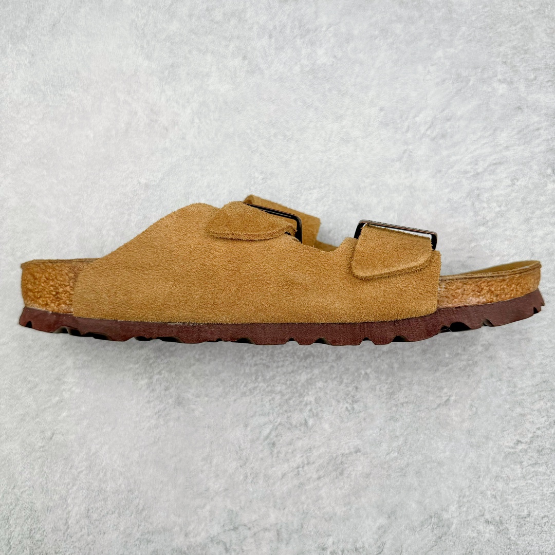 零售💰290 ＃SP Birkenstock Arizona 系列勃肯皮革绒面双扣时尚凉拖鞋 牛皮绒面革质地柔软 搭配可调节鞋扣提升穿着舒适度 人体工学设计分散脚部压力 保护脚踝 软木乳胶鞋床具有一定的收缩性 长时间穿着后能贴合脚型 EVA鞋底回弹性和抗张性力高 具有良好的防震、缓冲性  四季皆宜 柔软的鞋床采用额外的泡沫缓冲层 提供额外的舒适感和全天支撑 全网独家首发 源于德国的严谨工艺  牛巴戎面 中层松木 EVA 三层组合大底 优质牛皮面料五金扣 出口订单 尺码：35 36 37 38 39 40 编码：Uby2936090-运动鞋