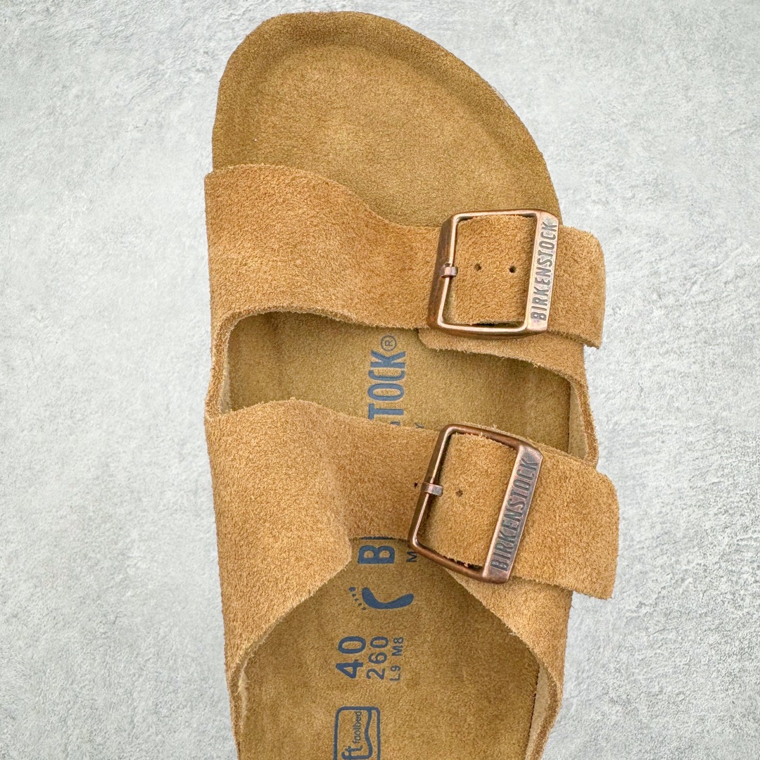 图片[4]-零售💰290 ＃SP Birkenstock Arizona 系列勃肯皮革绒面双扣时尚凉拖鞋 牛皮绒面革质地柔软 搭配可调节鞋扣提升穿着舒适度 人体工学设计分散脚部压力 保护脚踝 软木乳胶鞋床具有一定的收缩性 长时间穿着后能贴合脚型 EVA鞋底回弹性和抗张性力高 具有良好的防震、缓冲性  四季皆宜 柔软的鞋床采用额外的泡沫缓冲层 提供额外的舒适感和全天支撑 全网独家首发 源于德国的严谨工艺  牛巴戎面 中层松木 EVA 三层组合大底 优质牛皮面料五金扣 出口订单 尺码：35 36 37 38 39 40 编码：Uby2936090-运动鞋