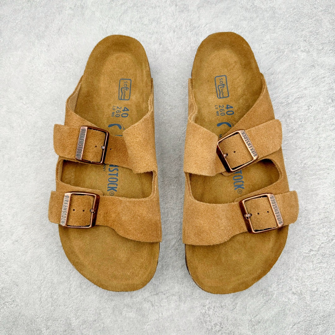 图片[2]-零售💰290 ＃SP Birkenstock Arizona 系列勃肯皮革绒面双扣时尚凉拖鞋 牛皮绒面革质地柔软 搭配可调节鞋扣提升穿着舒适度 人体工学设计分散脚部压力 保护脚踝 软木乳胶鞋床具有一定的收缩性 长时间穿着后能贴合脚型 EVA鞋底回弹性和抗张性力高 具有良好的防震、缓冲性  四季皆宜 柔软的鞋床采用额外的泡沫缓冲层 提供额外的舒适感和全天支撑 全网独家首发 源于德国的严谨工艺  牛巴戎面 中层松木 EVA 三层组合大底 优质牛皮面料五金扣 出口订单 尺码：35 36 37 38 39 40 编码：Uby2936090-运动鞋