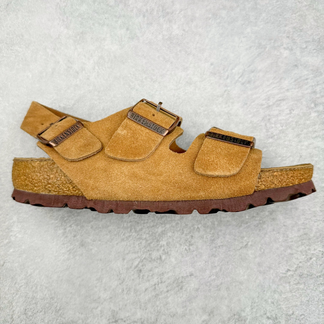 零售💰290 ＃SP Birkenstock Arizona 系列勃肯皮革绒面双扣时尚凉拖鞋 牛皮绒面革质地柔软 搭配可调节鞋扣提升穿着舒适度 人体工学设计分散脚部压力 保护脚踝 软木乳胶鞋床具有一定的收缩性 长时间穿着后能贴合脚型 EVA鞋底回弹性和抗张性力高 具有良好的防震、缓冲性  四季皆宜 柔软的鞋床采用额外的泡沫缓冲层 提供额外的舒适感和全天支撑 全网独家首发 源于德国的严谨工艺  牛巴戎面 中层松木 EVA 三层组合大底 优质牛皮面料五金扣 出口订单 尺码：35 36 37 38 39 40 编码：Uby2936090-运动鞋