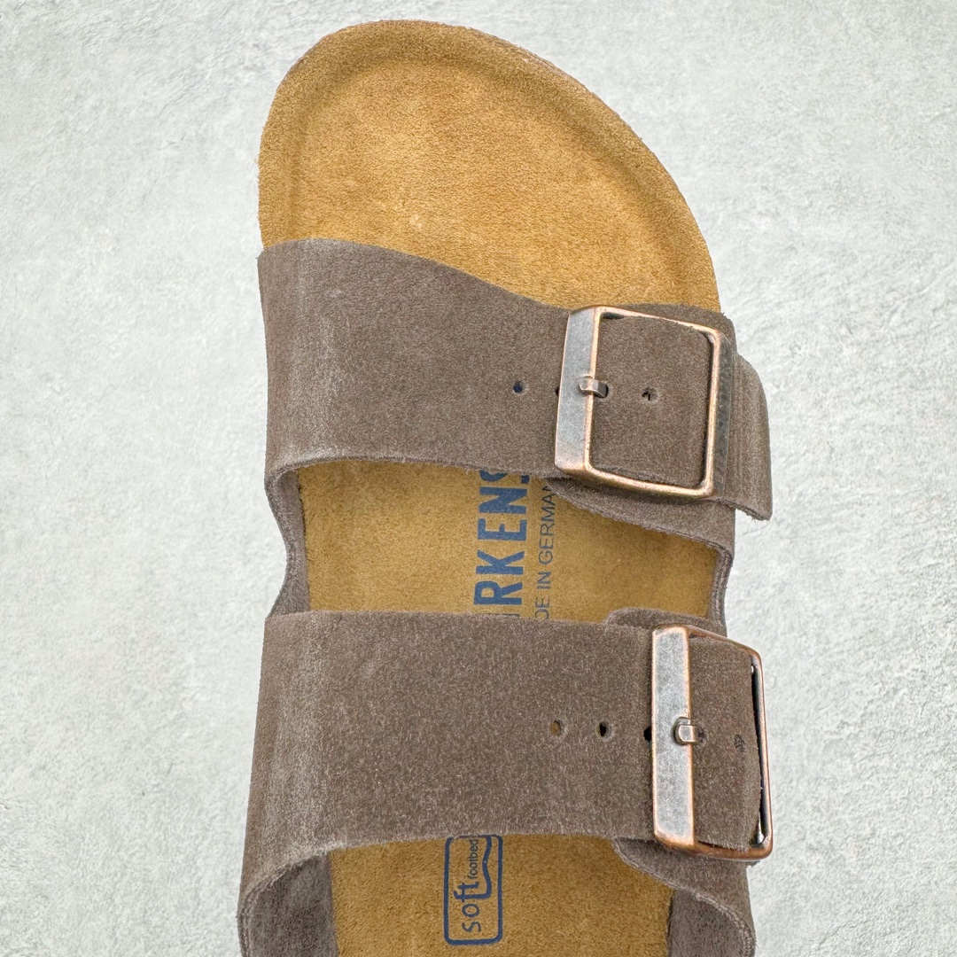 图片[4]-零售💰290 ＃SP Birkenstock Arizona 系列勃肯皮革绒面双扣时尚凉拖鞋 牛皮绒面革质地柔软 搭配可调节鞋扣提升穿着舒适度 人体工学设计分散脚部压力 保护脚踝 软木乳胶鞋床具有一定的收缩性 长时间穿着后能贴合脚型 EVA鞋底回弹性和抗张性力高 具有良好的防震、缓冲性  四季皆宜 柔软的鞋床采用额外的泡沫缓冲层 提供额外的舒适感和全天支撑 全网独家首发 源于德国的严谨工艺  牛巴戎面 中层松木 EVA 三层组合大底 优质牛皮面料五金扣 出口订单 尺码：35 36 37 38 39 40 编码：Uby2936090-运动鞋