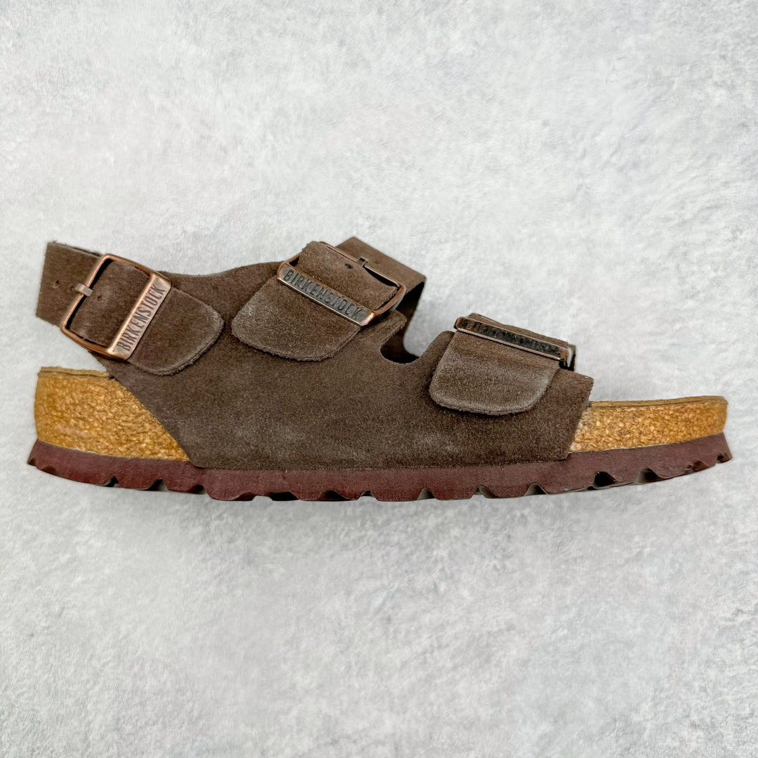 零售💰290 ＃SP Birkenstock Arizona 系列勃肯皮革绒面双扣时尚凉拖鞋 牛皮绒面革质地柔软 搭配可调节鞋扣提升穿着舒适度 人体工学设计分散脚部压力 保护脚踝 软木乳胶鞋床具有一定的收缩性 长时间穿着后能贴合脚型 EVA鞋底回弹性和抗张性力高 具有良好的防震、缓冲性  四季皆宜 柔软的鞋床采用额外的泡沫缓冲层 提供额外的舒适感和全天支撑 全网独家首发 源于德国的严谨工艺  牛巴戎面 中层松木 EVA 三层组合大底 优质牛皮面料五金扣 出口订单 尺码：35 36 37 38 39 40 编码：Uby2936090-运动鞋