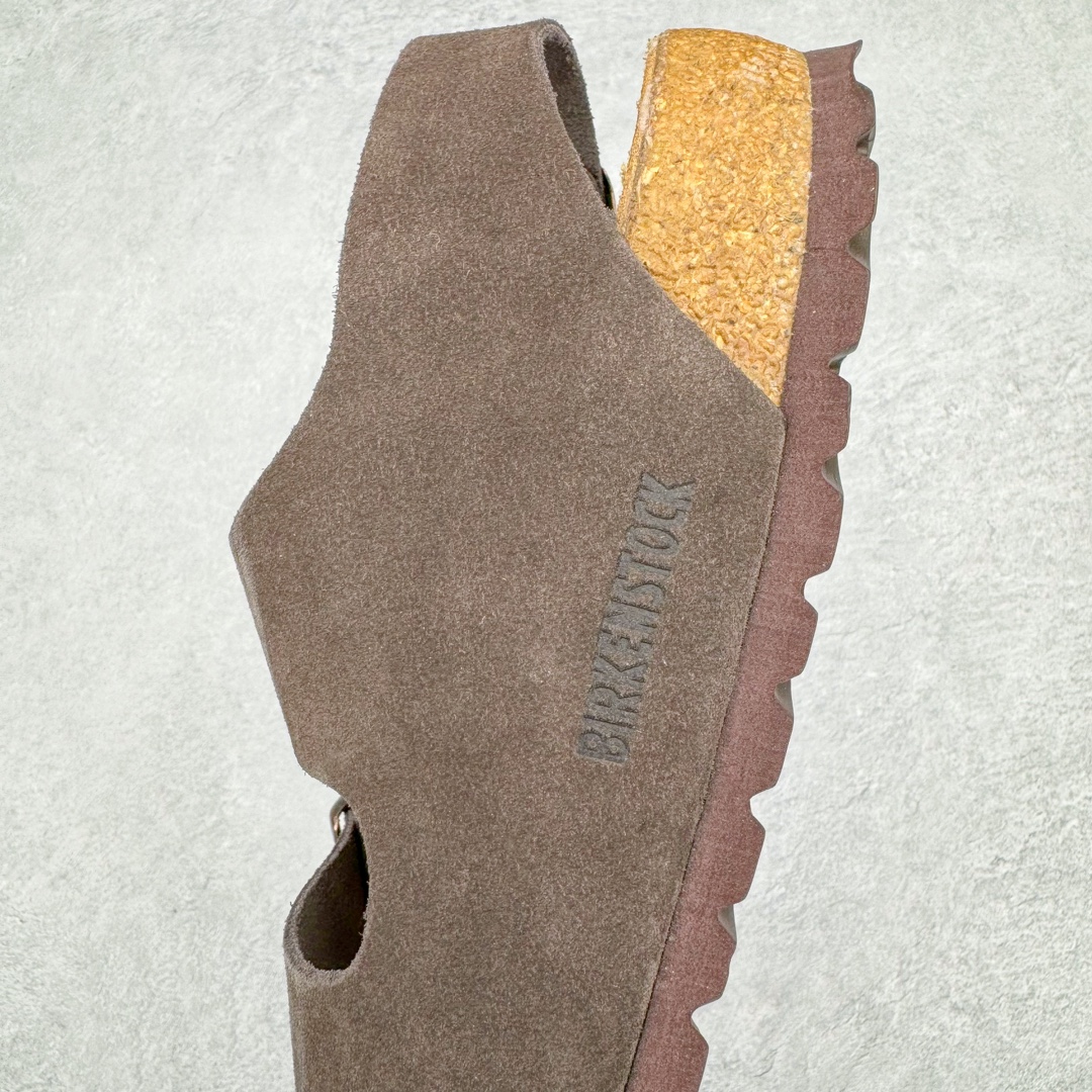 图片[7]-零售💰290 ＃SP Birkenstock Arizona 系列勃肯皮革绒面双扣时尚凉拖鞋 牛皮绒面革质地柔软 搭配可调节鞋扣提升穿着舒适度 人体工学设计分散脚部压力 保护脚踝 软木乳胶鞋床具有一定的收缩性 长时间穿着后能贴合脚型 EVA鞋底回弹性和抗张性力高 具有良好的防震、缓冲性  四季皆宜 柔软的鞋床采用额外的泡沫缓冲层 提供额外的舒适感和全天支撑 全网独家首发 源于德国的严谨工艺  牛巴戎面 中层松木 EVA 三层组合大底 优质牛皮面料五金扣 出口订单 尺码：35 36 37 38 39 40 编码：Uby2936090-运动鞋