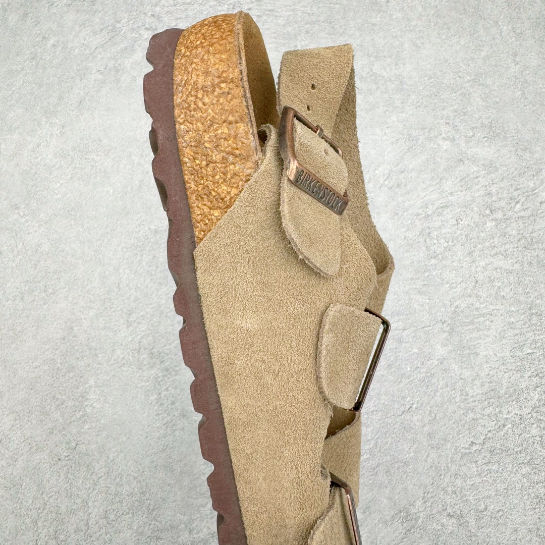 图片[6]-零售💰290 ＃SP Birkenstock Arizona 系列勃肯皮革绒面双扣时尚凉拖鞋 牛皮绒面革质地柔软 搭配可调节鞋扣提升穿着舒适度 人体工学设计分散脚部压力 保护脚踝 软木乳胶鞋床具有一定的收缩性 长时间穿着后能贴合脚型 EVA鞋底回弹性和抗张性力高 具有良好的防震、缓冲性  四季皆宜 柔软的鞋床采用额外的泡沫缓冲层 提供额外的舒适感和全天支撑 全网独家首发 源于德国的严谨工艺  牛巴戎面 中层松木 EVA 三层组合大底 优质牛皮面料五金扣 出口订单 尺码：35 36 37 38 39 40 编码：Uby2936090-运动鞋