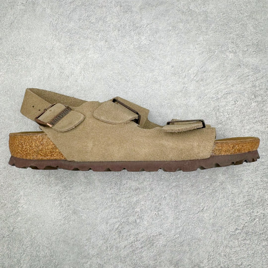 零售💰290 ＃SP Birkenstock Arizona 系列勃肯皮革绒面双扣时尚凉拖鞋 牛皮绒面革质地柔软 搭配可调节鞋扣提升穿着舒适度 人体工学设计分散脚部压力 保护脚踝 软木乳胶鞋床具有一定的收缩性 长时间穿着后能贴合脚型 EVA鞋底回弹性和抗张性力高 具有良好的防震、缓冲性  四季皆宜 柔软的鞋床采用额外的泡沫缓冲层 提供额外的舒适感和全天支撑 全网独家首发 源于德国的严谨工艺  牛巴戎面 中层松木 EVA 三层组合大底 优质牛皮面料五金扣 出口订单 尺码：35 36 37 38 39 40 编码：Uby2936090-运动鞋