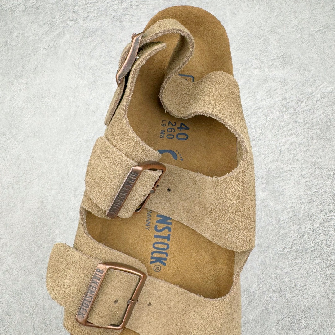 图片[5]-零售💰290 ＃SP Birkenstock Arizona 系列勃肯皮革绒面双扣时尚凉拖鞋 牛皮绒面革质地柔软 搭配可调节鞋扣提升穿着舒适度 人体工学设计分散脚部压力 保护脚踝 软木乳胶鞋床具有一定的收缩性 长时间穿着后能贴合脚型 EVA鞋底回弹性和抗张性力高 具有良好的防震、缓冲性  四季皆宜 柔软的鞋床采用额外的泡沫缓冲层 提供额外的舒适感和全天支撑 全网独家首发 源于德国的严谨工艺  牛巴戎面 中层松木 EVA 三层组合大底 优质牛皮面料五金扣 出口订单 尺码：35 36 37 38 39 40 编码：Uby2936090-运动鞋