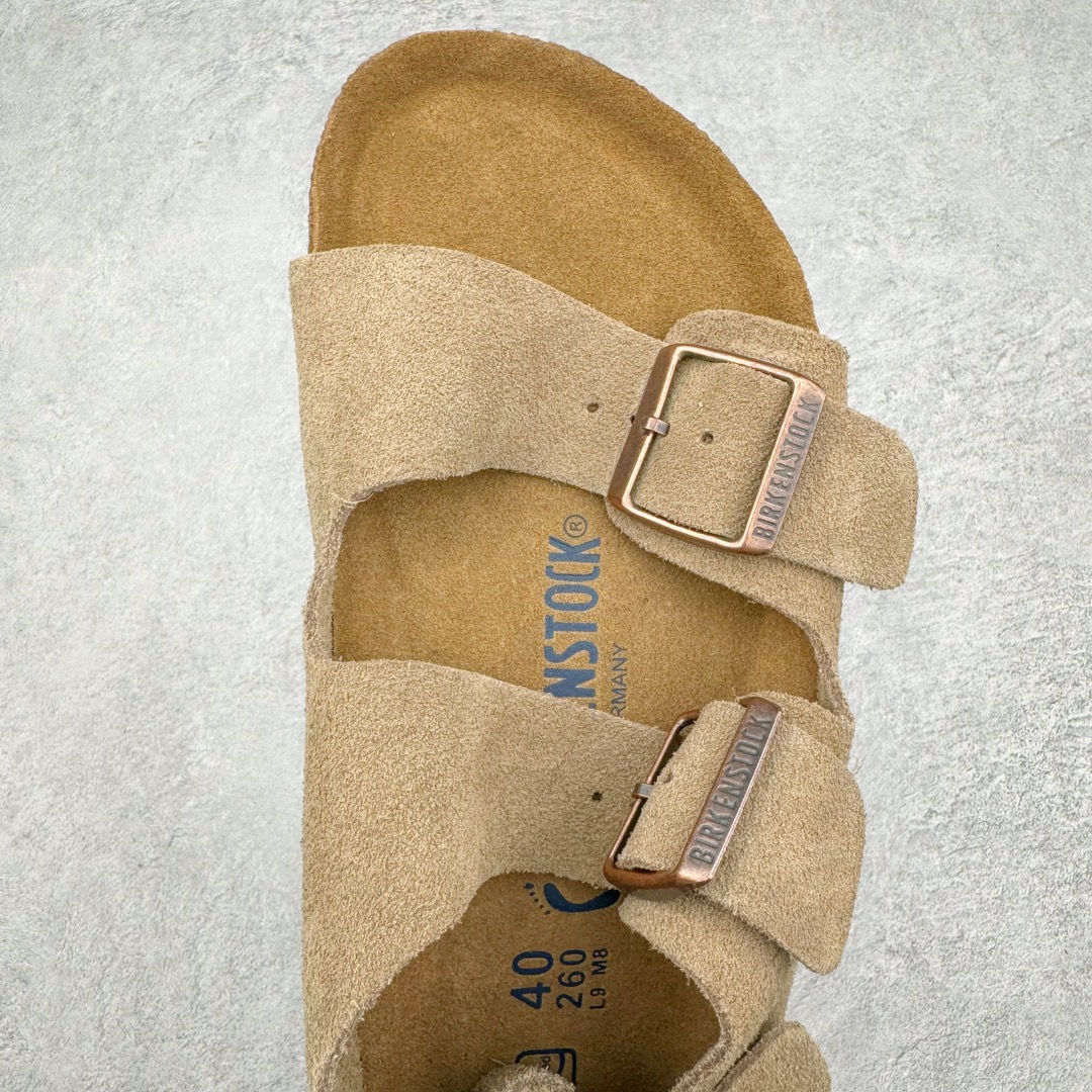 图片[4]-零售💰290 ＃SP Birkenstock Arizona 系列勃肯皮革绒面双扣时尚凉拖鞋 牛皮绒面革质地柔软 搭配可调节鞋扣提升穿着舒适度 人体工学设计分散脚部压力 保护脚踝 软木乳胶鞋床具有一定的收缩性 长时间穿着后能贴合脚型 EVA鞋底回弹性和抗张性力高 具有良好的防震、缓冲性  四季皆宜 柔软的鞋床采用额外的泡沫缓冲层 提供额外的舒适感和全天支撑 全网独家首发 源于德国的严谨工艺  牛巴戎面 中层松木 EVA 三层组合大底 优质牛皮面料五金扣 出口订单 尺码：35 36 37 38 39 40 编码：Uby2936090-运动鞋