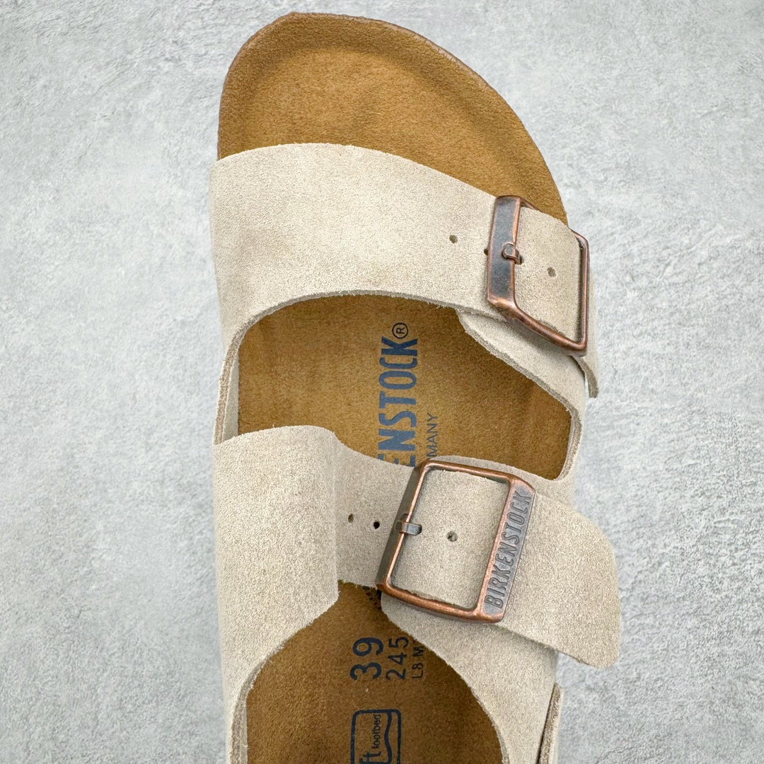 图片[4]-零售💰290 ＃SP Birkenstock Arizona 系列勃肯皮革绒面双扣时尚凉拖鞋 牛皮绒面革质地柔软 搭配可调节鞋扣提升穿着舒适度 人体工学设计分散脚部压力 保护脚踝 软木乳胶鞋床具有一定的收缩性 长时间穿着后能贴合脚型 EVA鞋底回弹性和抗张性力高 具有良好的防震、缓冲性  四季皆宜 柔软的鞋床采用额外的泡沫缓冲层 提供额外的舒适感和全天支撑 全网独家首发 源于德国的严谨工艺  牛巴戎面 中层松木 EVA 三层组合大底 优质牛皮面料五金扣 出口订单 尺码：35 36 37 38 39 40 编码：Uby2936090-运动鞋