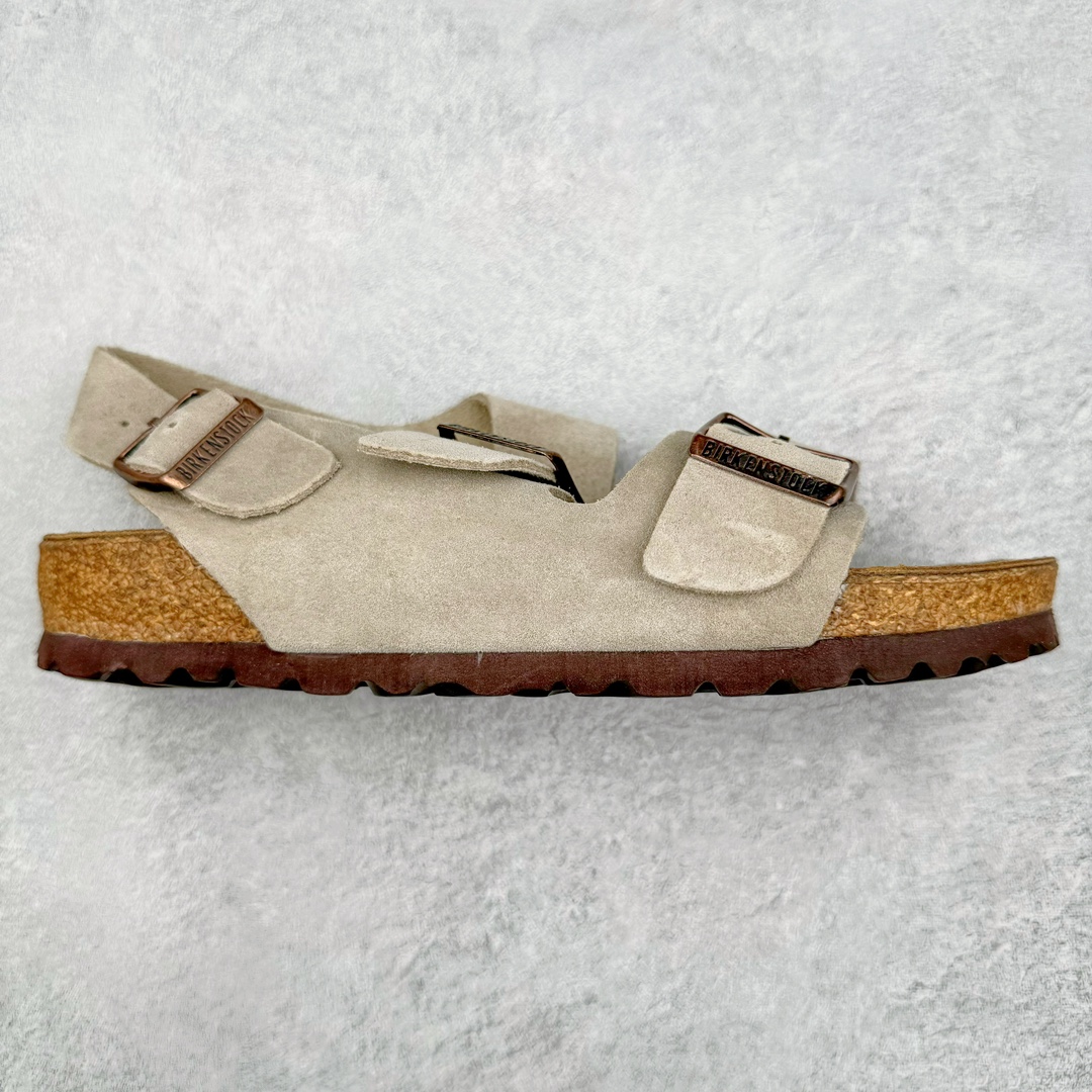 零售💰290 ＃SP Birkenstock Arizona 系列勃肯皮革绒面双扣时尚凉拖鞋 牛皮绒面革质地柔软 搭配可调节鞋扣提升穿着舒适度 人体工学设计分散脚部压力 保护脚踝 软木乳胶鞋床具有一定的收缩性 长时间穿着后能贴合脚型 EVA鞋底回弹性和抗张性力高 具有良好的防震、缓冲性  四季皆宜 柔软的鞋床采用额外的泡沫缓冲层 提供额外的舒适感和全天支撑 全网独家首发 源于德国的严谨工艺  牛巴戎面 中层松木 EVA 三层组合大底 优质牛皮面料五金扣 出口订单 尺码：35 36 37 38 39 40 编码：Uby2936090-运动鞋