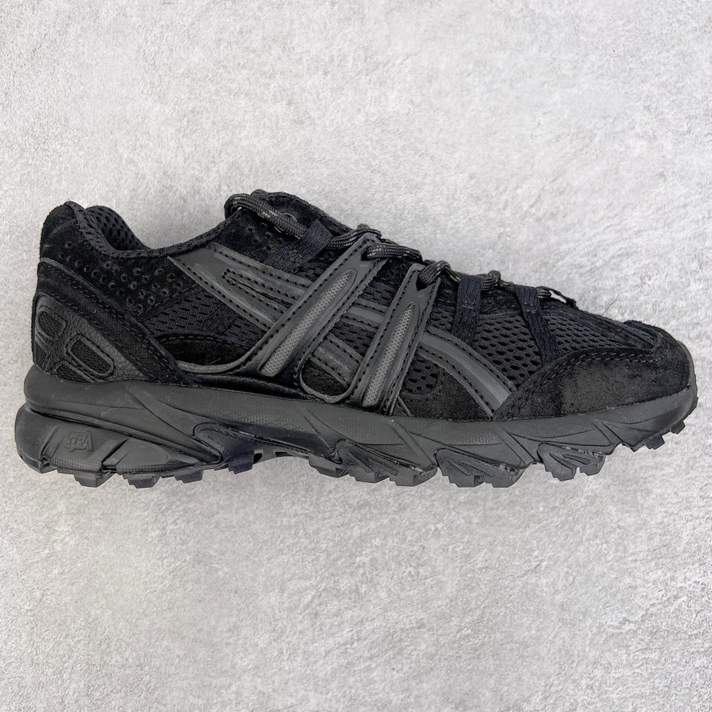 零售💰270 亚瑟士ASICS GEL-Sonoma 15-50系列山系风户外低帮休闲运动跑步鞋 ASICS发布的GEL-SONOMA 15-50系列新品，从外形来看，兼具潮流感和越来越火的户外机能风，无论是配色还是性能，感觉牢牢抓住了年轻一代的心。这款鞋从设计、科技到配色多方位把握户外所需元素，鞋面采用专为户外竞技跑步设计的15-50经典越野竞技鞋，并融合前两代GEL-SONOMA越野鞋。升级后的GEL-SONOMA 15-50以分层后跟设计大幅提升了鞋款耐磨性，满足了日常穿着、城市徒步和登山远足多功能场景需求。鞋子用到的核心科技是GEL缓震胶与SpEVA科技中底，带来出色缓冲性能和防滑能力。在外形设计上，硬朗的轮廓与机能感线条加持，使GEL-SONOMA 15-50具备突出的户外风格，配色也十分迎合时下流行的山系风，选用多色块拼接，潮流感满满。尺码：36 37 37.5 38 39 39.5 40 40.5 41.5 42 42.5 43.5 44 45 编码：Xby2136070-运动鞋