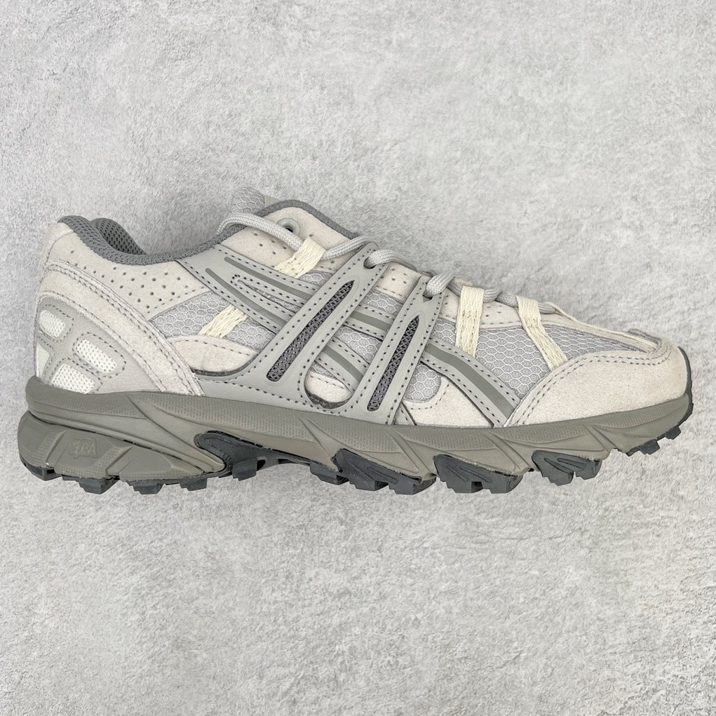 零售💰270 亚瑟士ASICS GEL-Sonoma 15-50系列山系风户外低帮休闲运动跑步鞋 ASICS发布的GEL-SONOMA 15-50系列新品，从外形来看，兼具潮流感和越来越火的户外机能风，无论是配色还是性能，感觉牢牢抓住了年轻一代的心。这款鞋从设计、科技到配色多方位把握户外所需元素，鞋面采用专为户外竞技跑步设计的15-50经典越野竞技鞋，并融合前两代GEL-SONOMA越野鞋。升级后的GEL-SONOMA 15-50以分层后跟设计大幅提升了鞋款耐磨性，满足了日常穿着、城市徒步和登山远足多功能场景需求。鞋子用到的核心科技是GEL缓震胶与SpEVA科技中底，带来出色缓冲性能和防滑能力。在外形设计上，硬朗的轮廓与机能感线条加持，使GEL-SONOMA 15-50具备突出的户外风格，配色也十分迎合时下流行的山系风，选用多色块拼接，潮流感满满。尺码：36 37 37.5 38 39 39.5 40 40.5 41.5 42 42.5 43.5 44 45 编码：Xby2136070-运动鞋