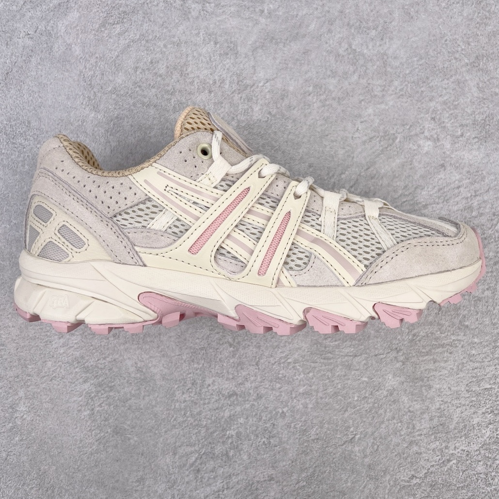 零售💰270 亚瑟士ASICS GEL-Sonoma 15-50系列山系风户外低帮休闲运动跑步鞋 ASICS发布的GEL-SONOMA 15-50系列新品，从外形来看，兼具潮流感和越来越火的户外机能风，无论是配色还是性能，感觉牢牢抓住了年轻一代的心。这款鞋从设计、科技到配色多方位把握户外所需元素，鞋面采用专为户外竞技跑步设计的15-50经典越野竞技鞋，并融合前两代GEL-SONOMA越野鞋。升级后的GEL-SONOMA 15-50以分层后跟设计大幅提升了鞋款耐磨性，满足了日常穿着、城市徒步和登山远足多功能场景需求。鞋子用到的核心科技是GEL缓震胶与SpEVA科技中底，带来出色缓冲性能和防滑能力。在外形设计上，硬朗的轮廓与机能感线条加持，使GEL-SONOMA 15-50具备突出的户外风格，配色也十分迎合时下流行的山系风，选用多色块拼接，潮流感满满。尺码：36 37 37.5 38 39 39.5 40 40.5 41.5 42 42.5 43.5 44 45 编码：Xby2136070-运动鞋