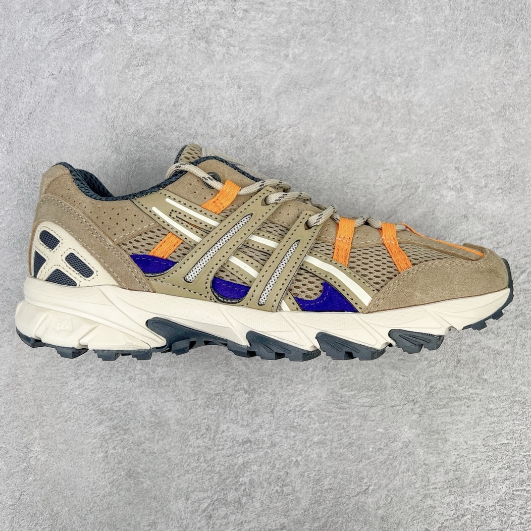 零售💰270 亚瑟士ASICS GEL-Sonoma 15-50系列山系风户外低帮休闲运动跑步鞋 ASICS发布的GEL-SONOMA 15-50系列新品，从外形来看，兼具潮流感和越来越火的户外机能风，无论是配色还是性能，感觉牢牢抓住了年轻一代的心。这款鞋从设计、科技到配色多方位把握户外所需元素，鞋面采用专为户外竞技跑步设计的15-50经典越野竞技鞋，并融合前两代GEL-SONOMA越野鞋。升级后的GEL-SONOMA 15-50以分层后跟设计大幅提升了鞋款耐磨性，满足了日常穿着、城市徒步和登山远足多功能场景需求。鞋子用到的核心科技是GEL缓震胶与SpEVA科技中底，带来出色缓冲性能和防滑能力。在外形设计上，硬朗的轮廓与机能感线条加持，使GEL-SONOMA 15-50具备突出的户外风格，配色也十分迎合时下流行的山系风，选用多色块拼接，潮流感满满。尺码：36 37 37.5 38 39 39.5 40 40.5 41.5 42 42.5 43.5 44 45 编码：Xby2136070-运动鞋