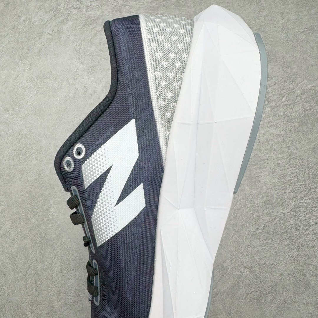 图片[7]-零售💰250 NEW BALANCE Rebel v4系列NB新百伦24新款运动速度训练跑步鞋 New Balance 于 2019 年夏天首次发布了 Rebel。在制鞋业仍在向强调能量回报的弹力泡沫转变的时候，Rebel 确实是一个叛逆者。快进到 2024 年，Rebel v4 承诺通过重新配制的中底化合物和更高的堆叠高度提供更轻、更有弹性的跑步体验。就像New Balance SC Elite v4一样，Rebel v4 提供了完全重新设计的中底化合物。最新的混合物将 New Balance 专有的 FuelCell 泡沫（TPU 和 EVA 的混合物）与 PEBA 泡沫相结合，带来更弹跳的跑步体验。PEBA是一种超轻、高性能的泡沫，通常出现在镀碳超级鞋中。New Balance Rebel v4、ASICS Novablast 4和Brooks Hyperion Max都是精力充沛的无电镀运动鞋，在速度锻炼和快节奏中大放异彩。这三款鞋都依靠它们的中底泡沫和轻微的摇杆形状来创造一种向前滚动的感觉。而且，虽然这些鞋子在堆叠高度和重量方面各不相同，但它们提供了相似的软硬比例，有足够的流行力来加快步伐。尺码：36 37 37.5 38 38.5 39.5 40 40.5 41.5 42 42.5 43 44 45 编码：Uby2936050-运动鞋