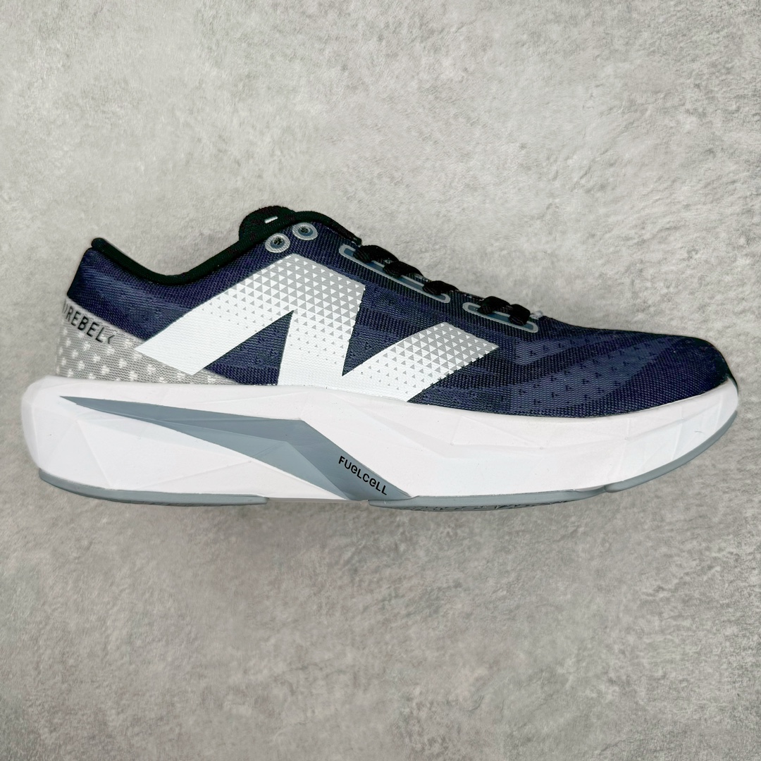 零售💰250 NEW BALANCE Rebel v4系列NB新百伦24新款运动速度训练跑步鞋 New Balance 于 2019 年夏天首次发布了 Rebel。在制鞋业仍在向强调能量回报的弹力泡沫转变的时候，Rebel 确实是一个叛逆者。快进到 2024 年，Rebel v4 承诺通过重新配制的中底化合物和更高的堆叠高度提供更轻、更有弹性的跑步体验。就像New Balance SC Elite v4一样，Rebel v4 提供了完全重新设计的中底化合物。最新的混合物将 New Balance 专有的 FuelCell 泡沫（TPU 和 EVA 的混合物）与 PEBA 泡沫相结合，带来更弹跳的跑步体验。PEBA是一种超轻、高性能的泡沫，通常出现在镀碳超级鞋中。New Balance Rebel v4、ASICS Novablast 4和Brooks Hyperion Max都是精力充沛的无电镀运动鞋，在速度锻炼和快节奏中大放异彩。这三款鞋都依靠它们的中底泡沫和轻微的摇杆形状来创造一种向前滚动的感觉。而且，虽然这些鞋子在堆叠高度和重量方面各不相同，但它们提供了相似的软硬比例，有足够的流行力来加快步伐。尺码：36 37 37.5 38 38.5 39.5 40 40.5 41.5 42 42.5 43 44 45 编码：Uby2936050-运动鞋